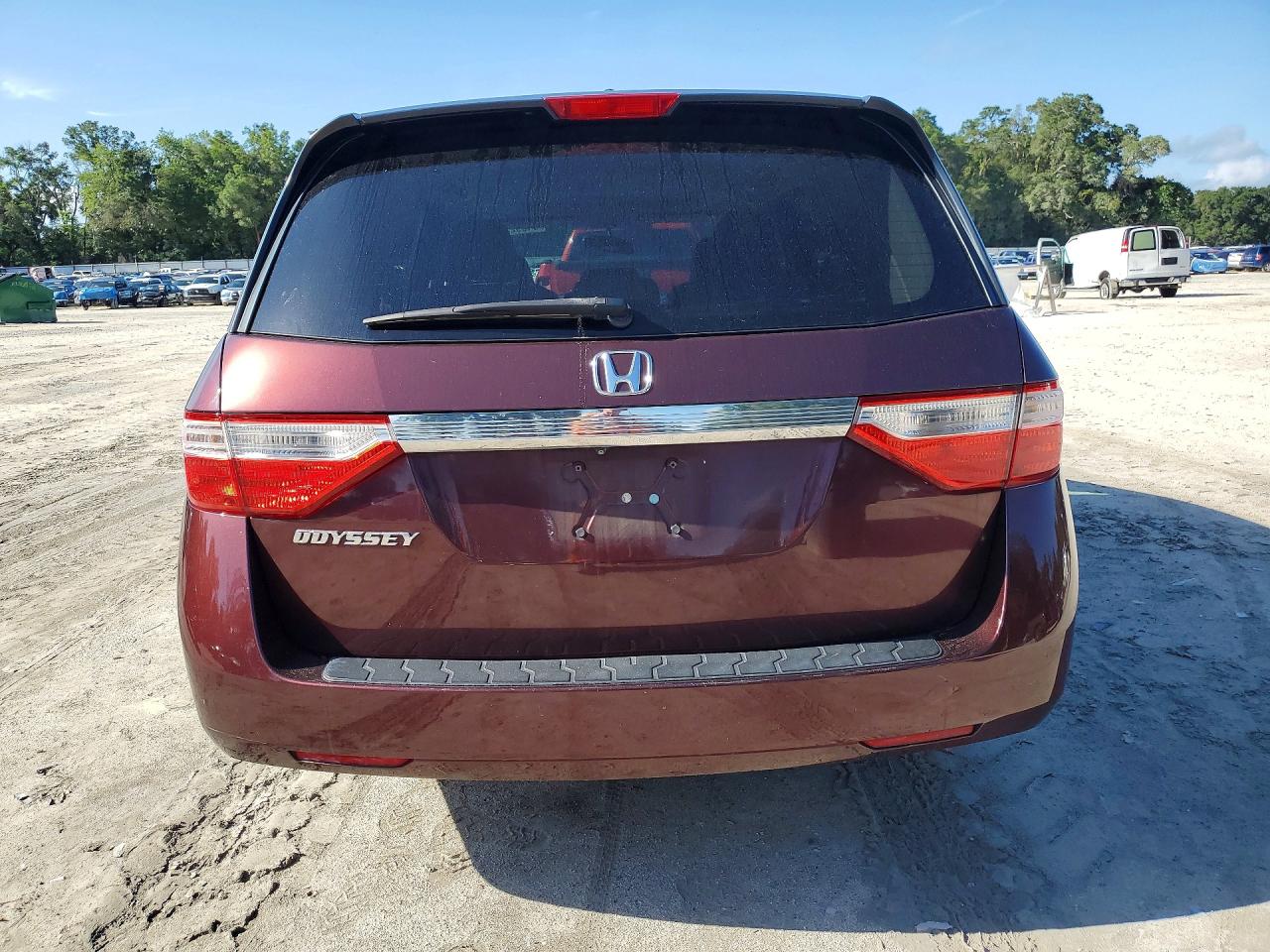 2013 Honda Oddesey Maroon vin: 5FNRL5H60DB082713