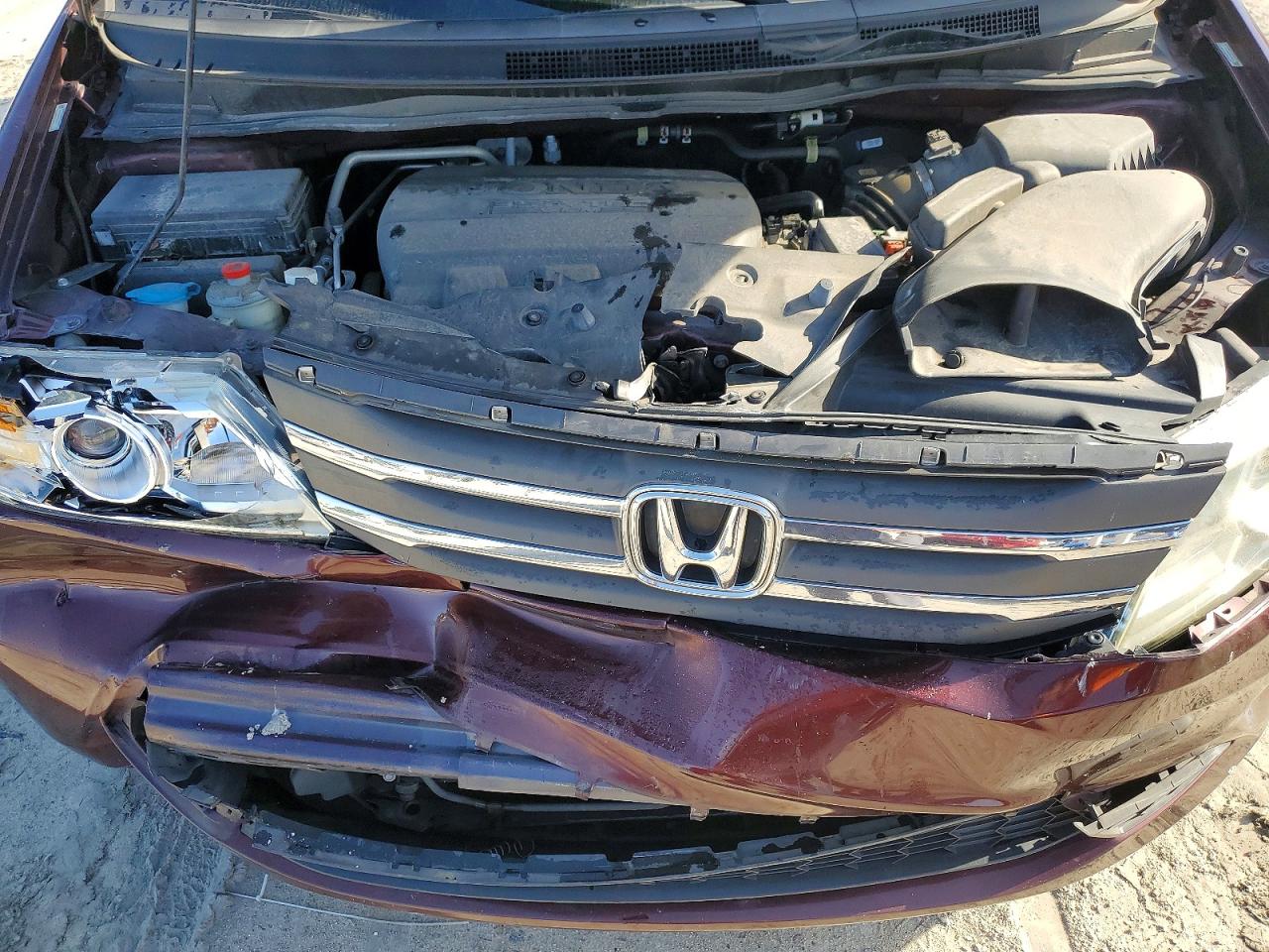 2013 Honda Oddesey Maroon vin: 5FNRL5H60DB082713