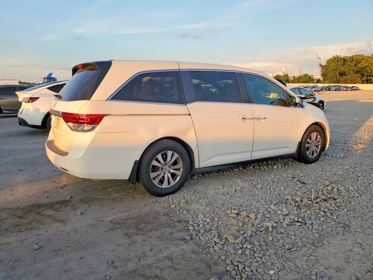 2014 Honda Odyssey Exl White vin: 5FNRL5H61EB093933