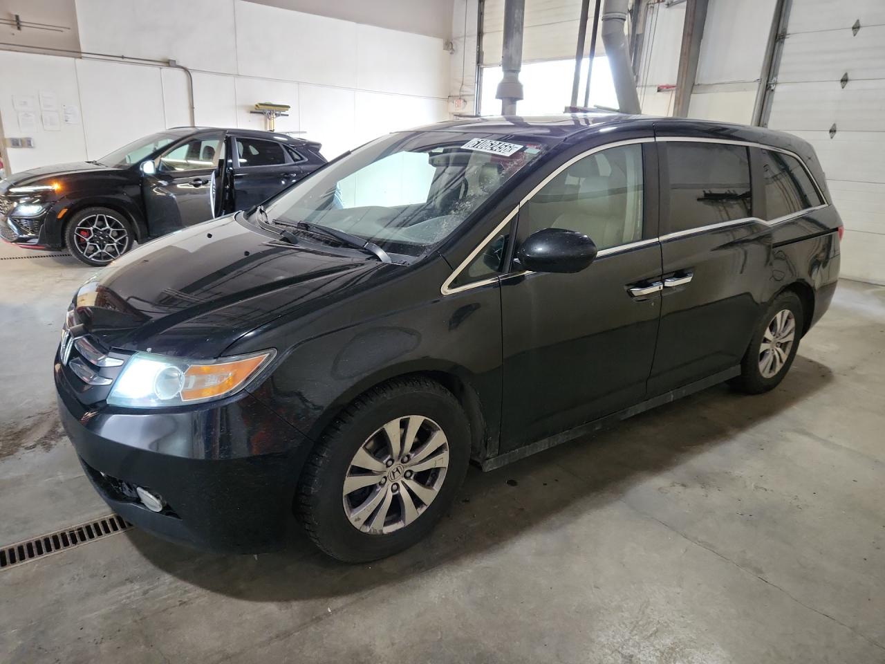 2015 Honda Odyssey Exl Черный vin: 5FNRL5H61FB026220 Damage: Left Front Door, Dent(S) W/ Paint Dmg, 1/2 To 1 Inch