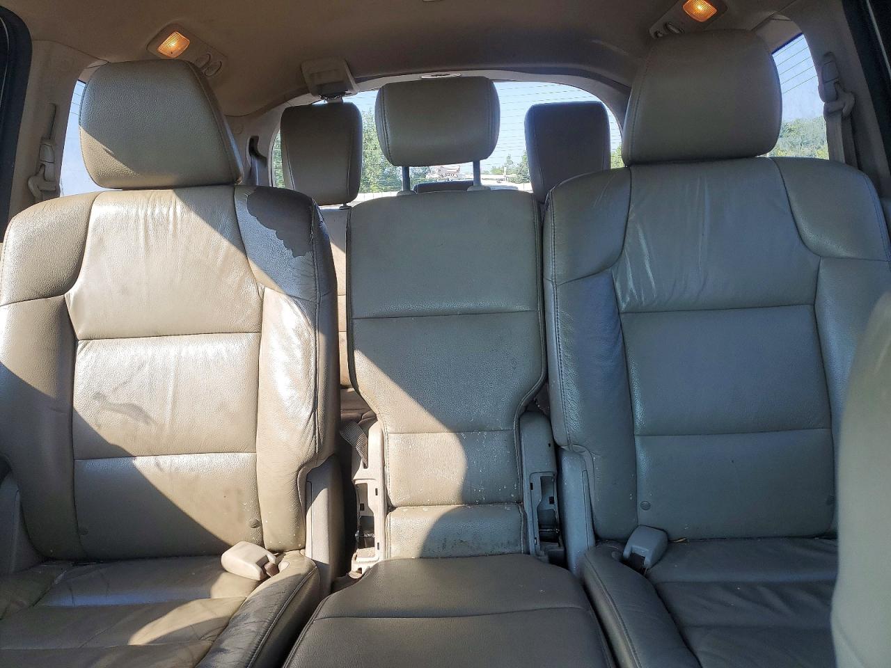 2011 Honda Odyssey White vin: 5FNRL5H62BB081138