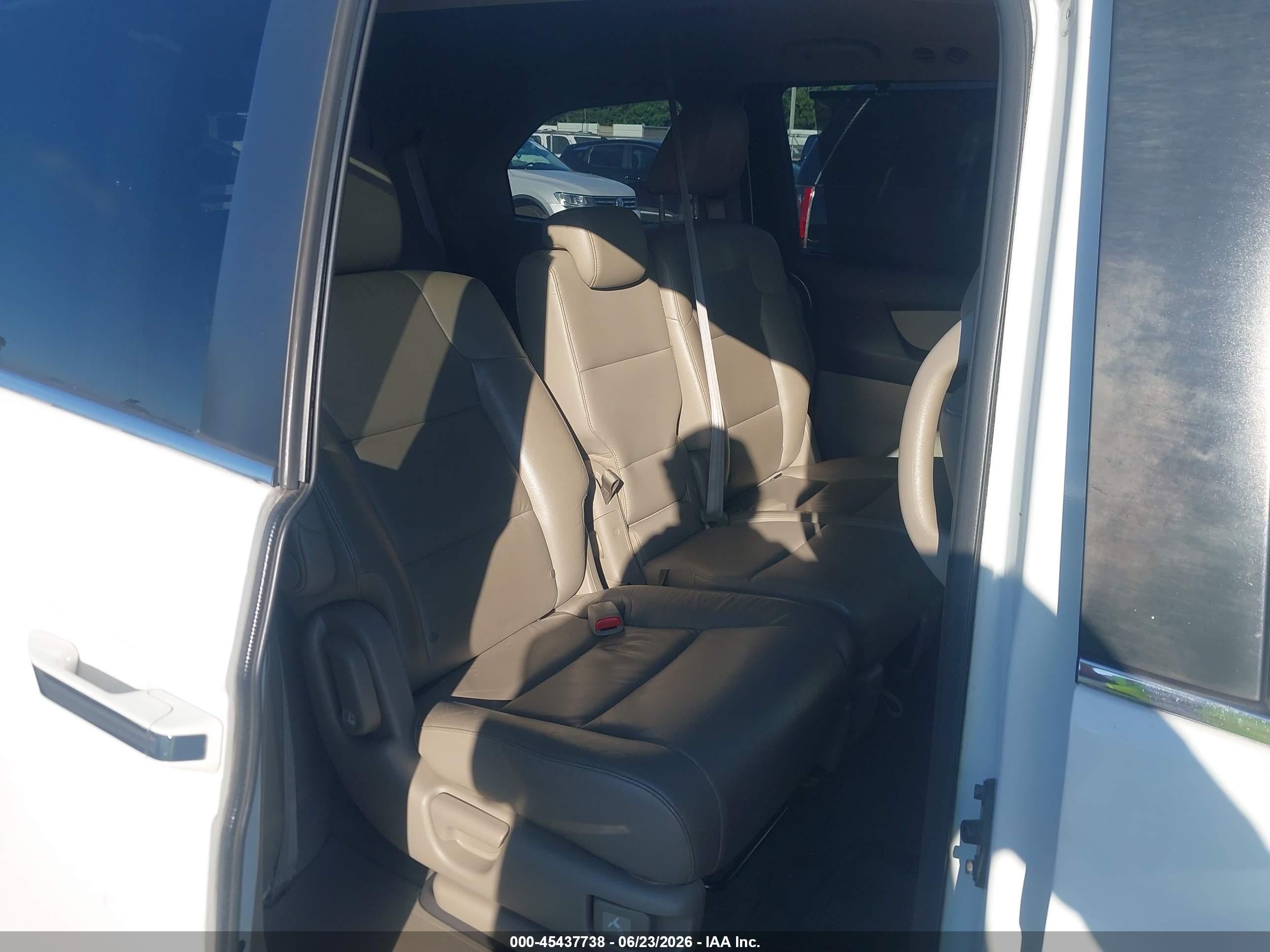 2011 Honda Odyssey Ex-l White vin: 5FNRL5H64BB084588
