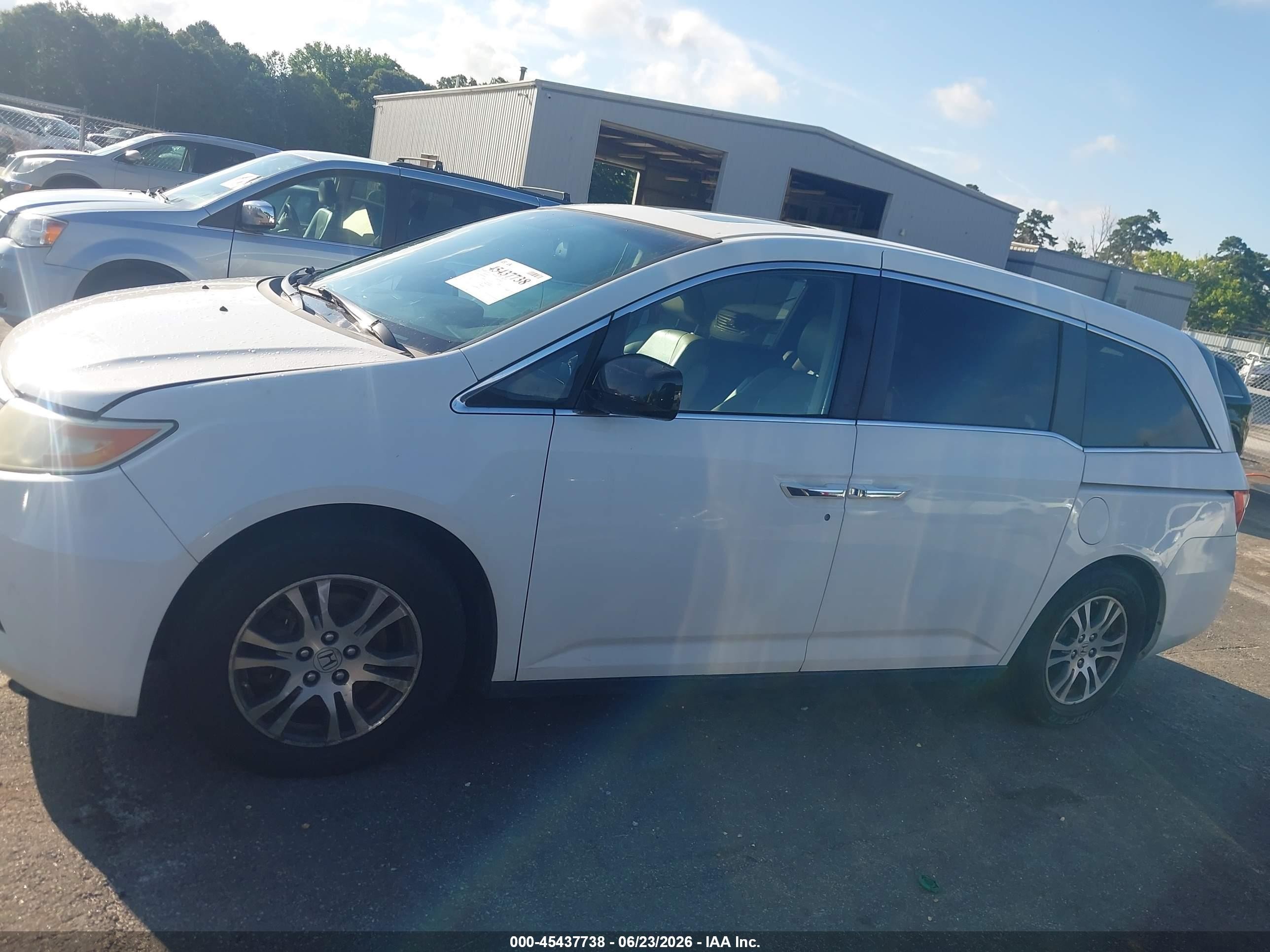 2011 Honda Odyssey Ex-l White vin: 5FNRL5H64BB084588