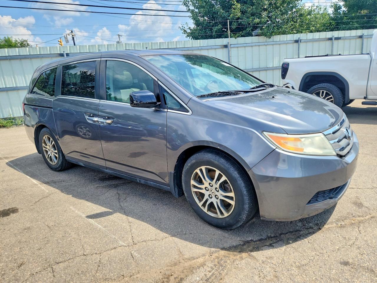 2014 Honda Odyssey Gray vin: 5FNRL5H67DB043875