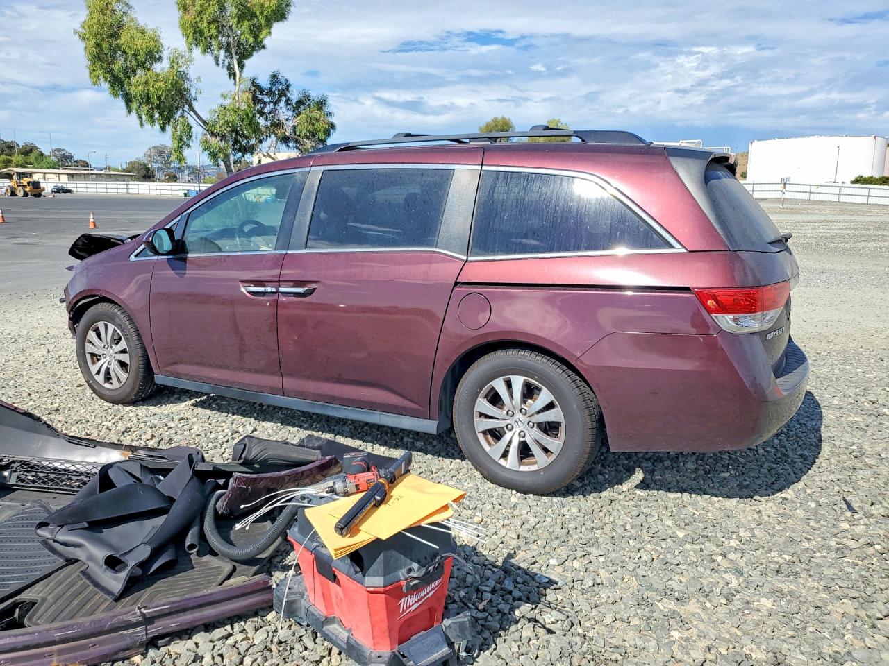 2015 Honda Odyssey Burgundy vin: 5FNRL5H67FB005761