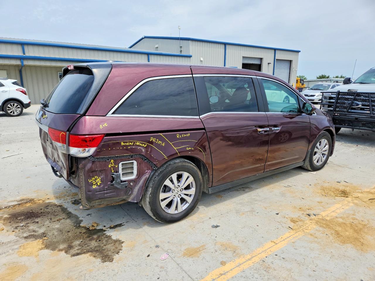 2015 Honda Odyssey Maroon vin: 5FNRL5H67FB085577