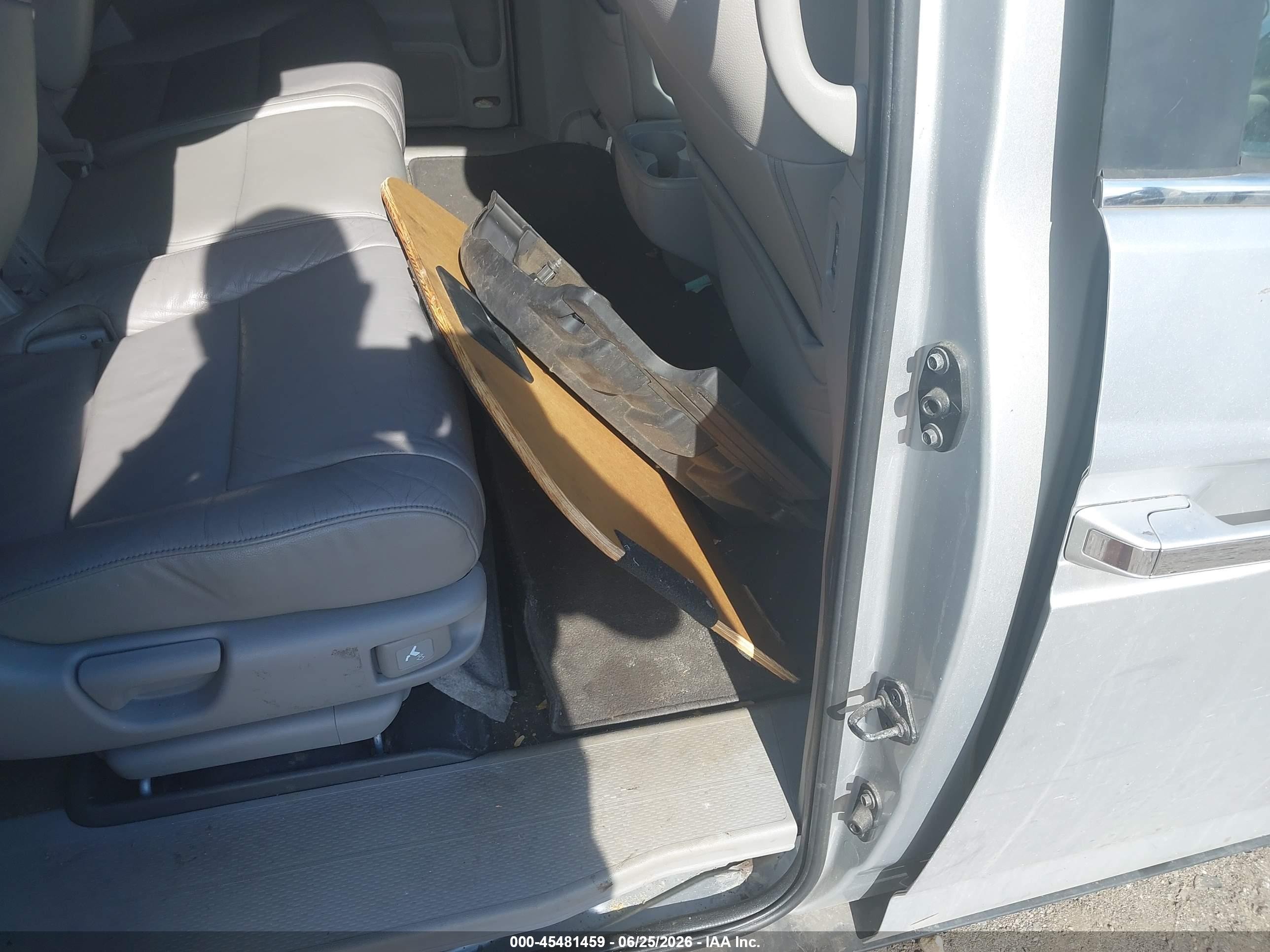 2013 Honda Odyssey Ex-l Silver vin: 5FNRL5H68DB053802