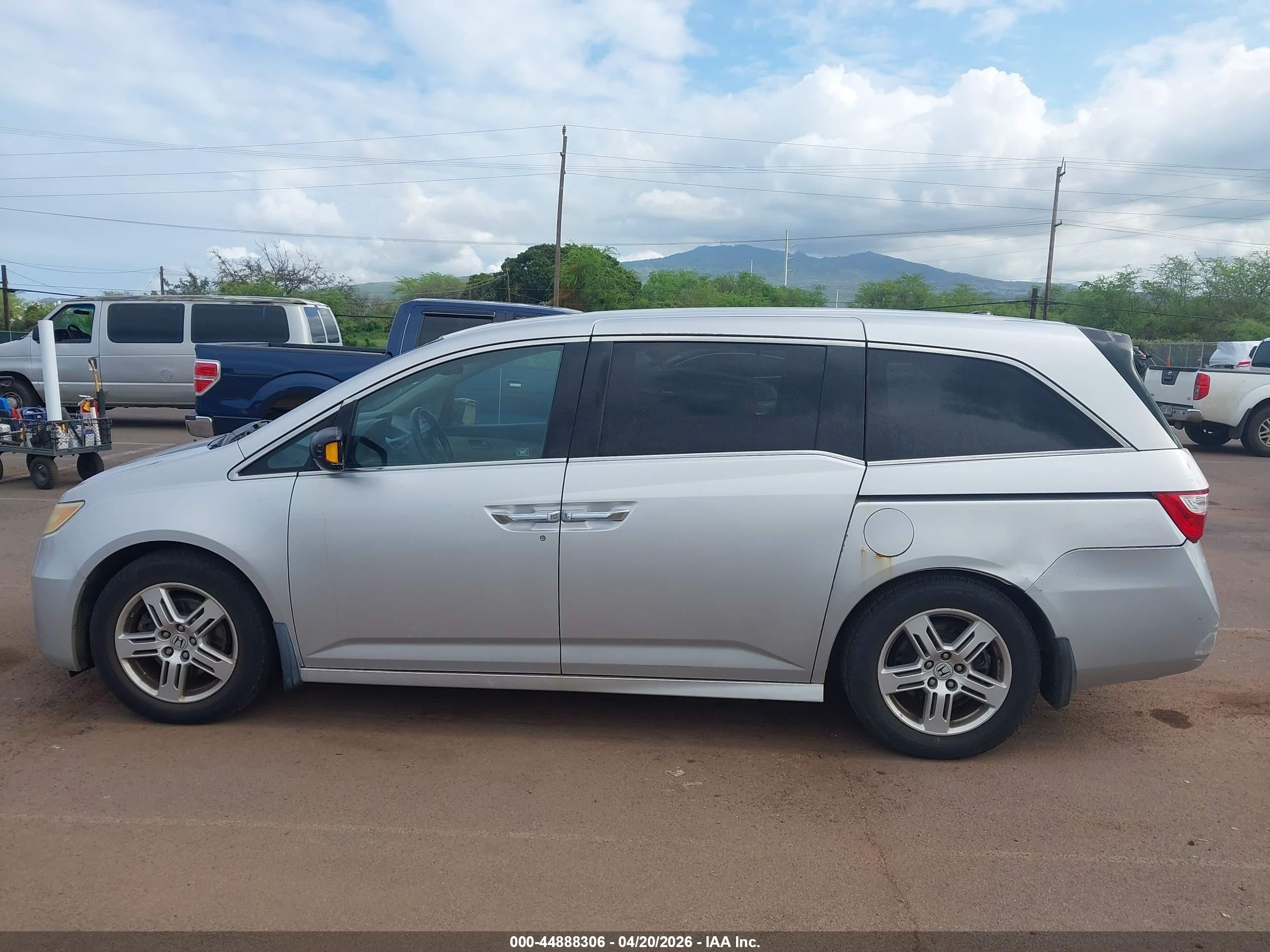 2011 Honda Odyssey Touring/touring Elite Silver vin: 5FNRL5H90BB030313