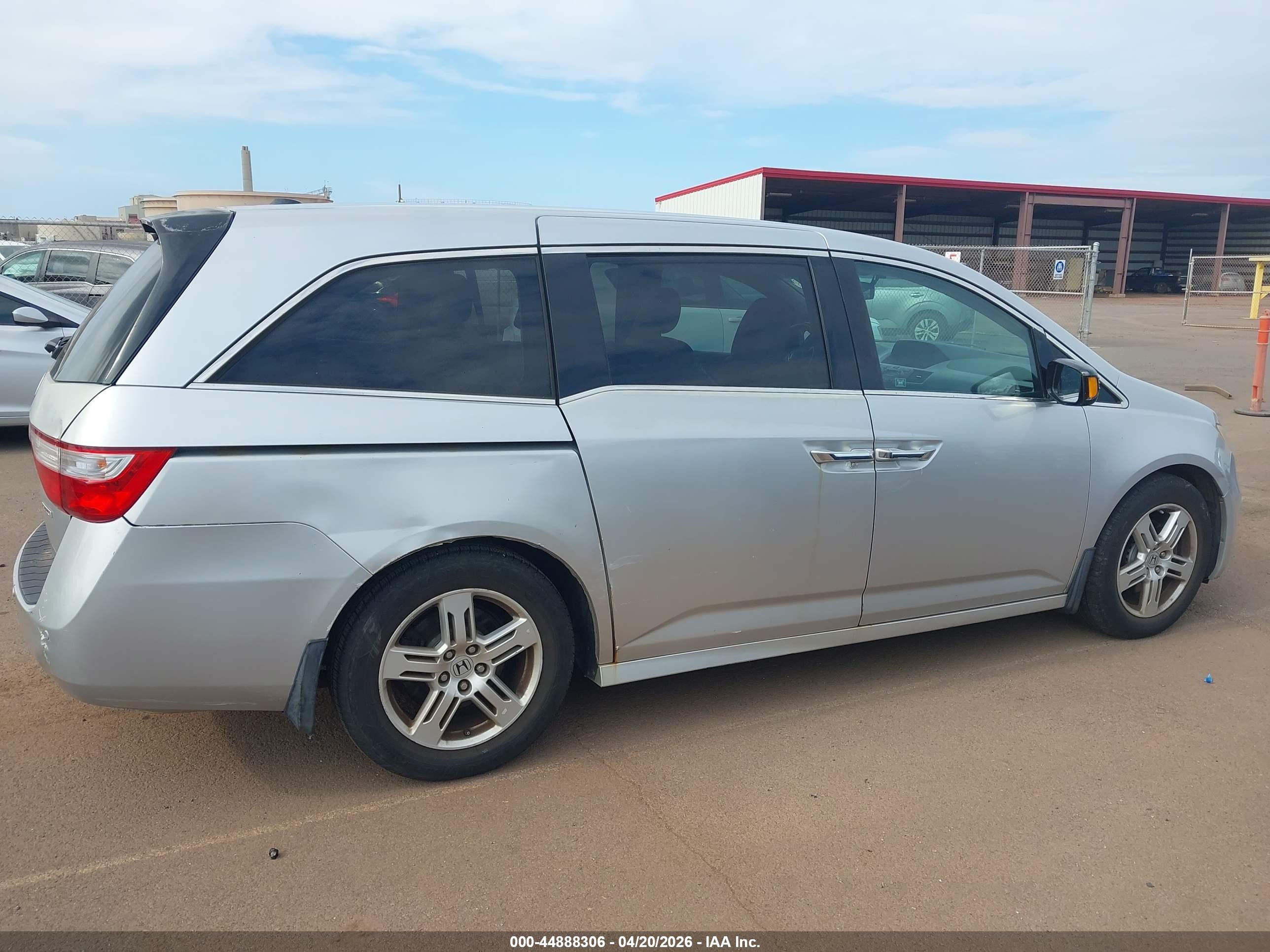 2011 Honda Odyssey Touring/touring Elite Silver vin: 5FNRL5H90BB030313