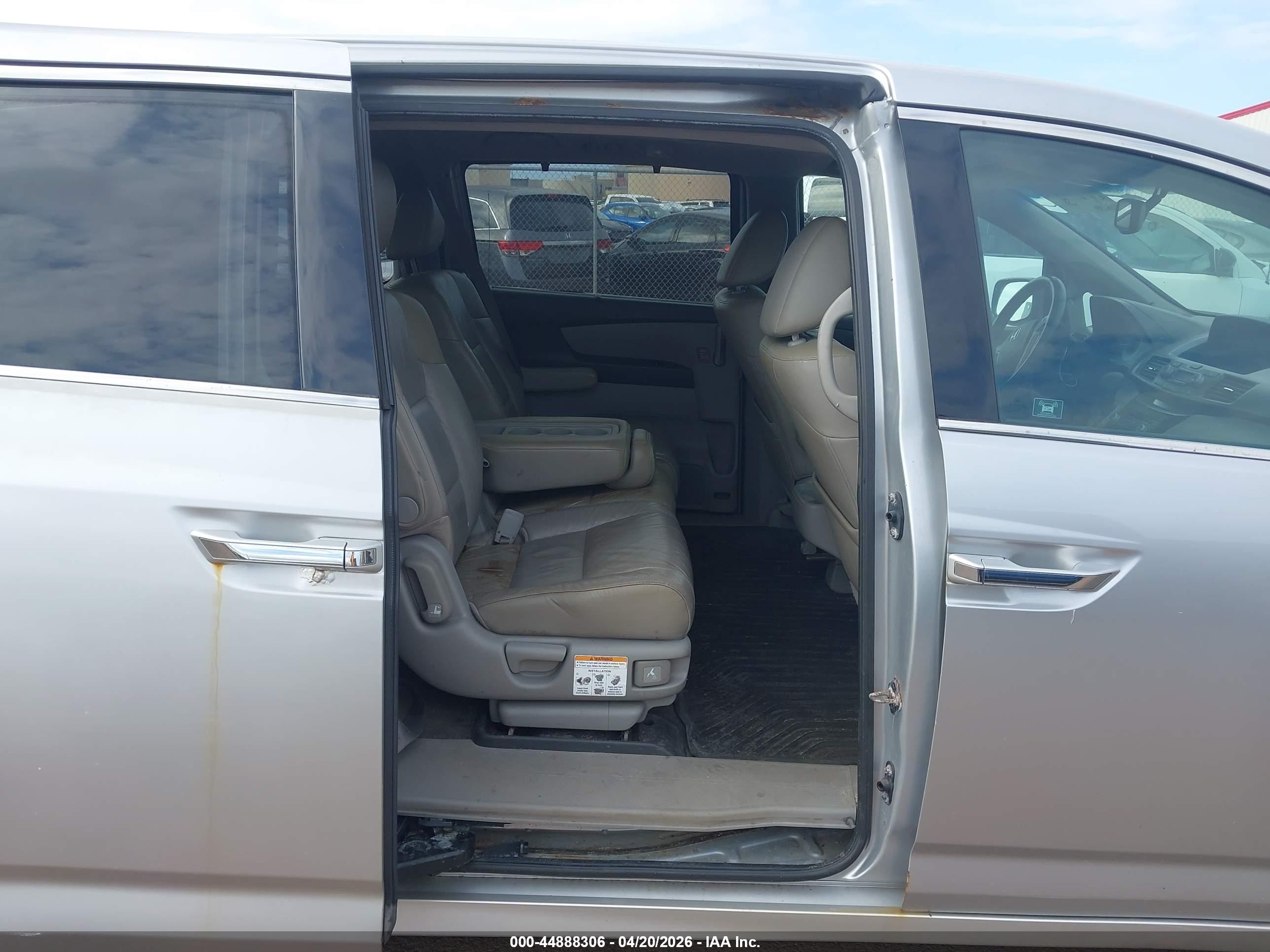 2011 Honda Odyssey Touring/touring Elite Silver vin: 5FNRL5H90BB030313