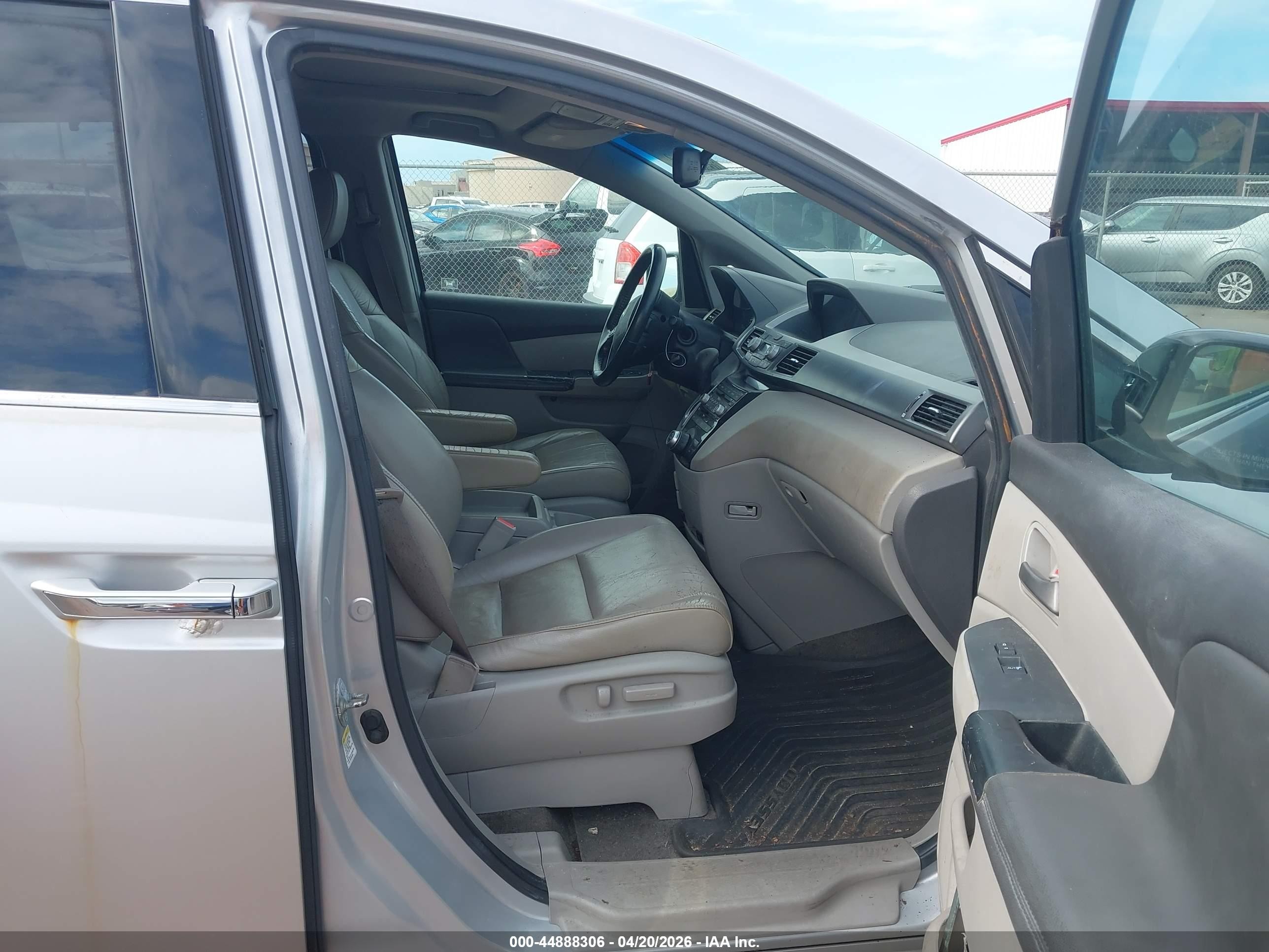 2011 Honda Odyssey Touring/touring Elite Silver vin: 5FNRL5H90BB030313