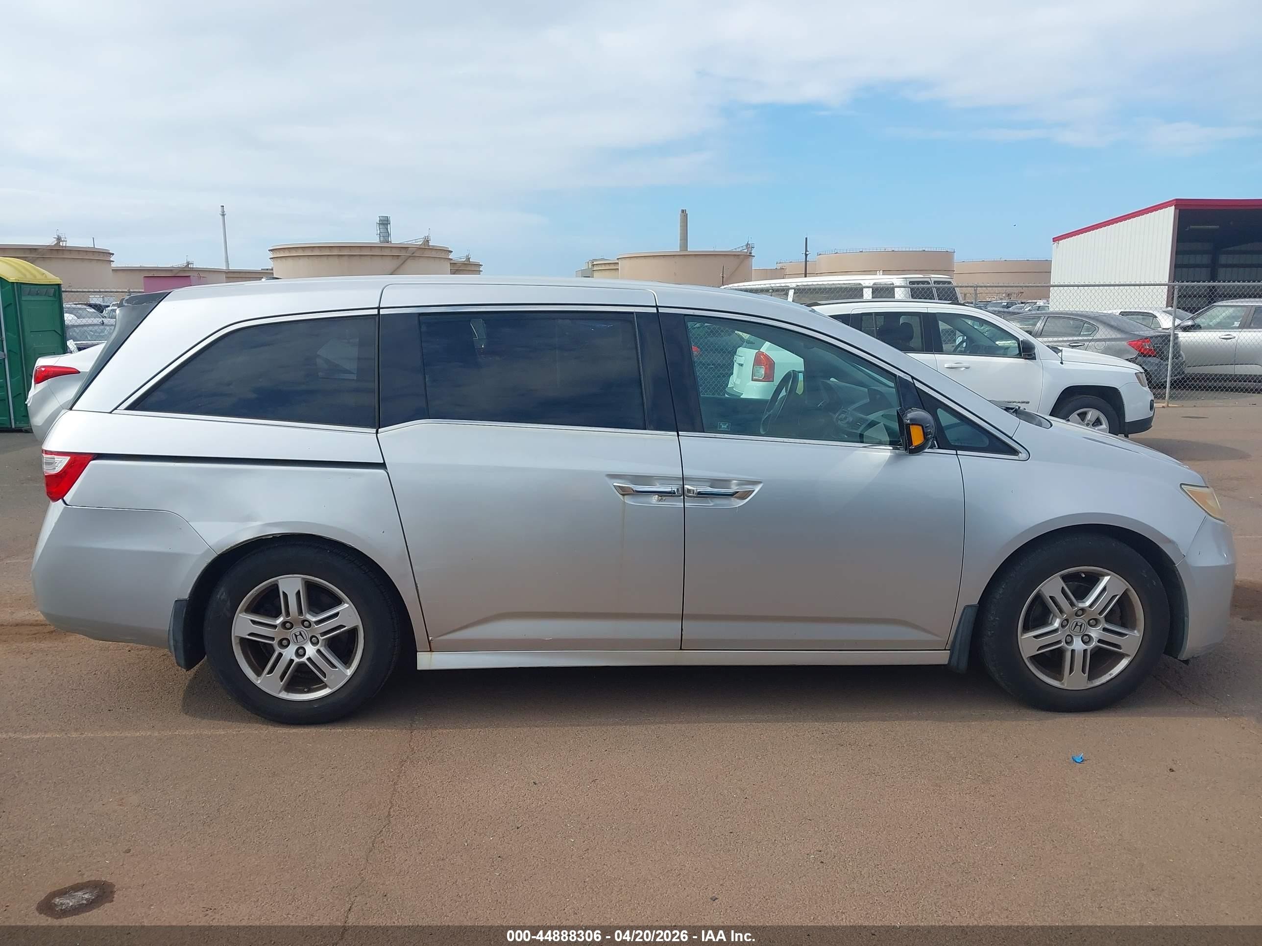2011 Honda Odyssey Touring/touring Elite Silver vin: 5FNRL5H90BB030313