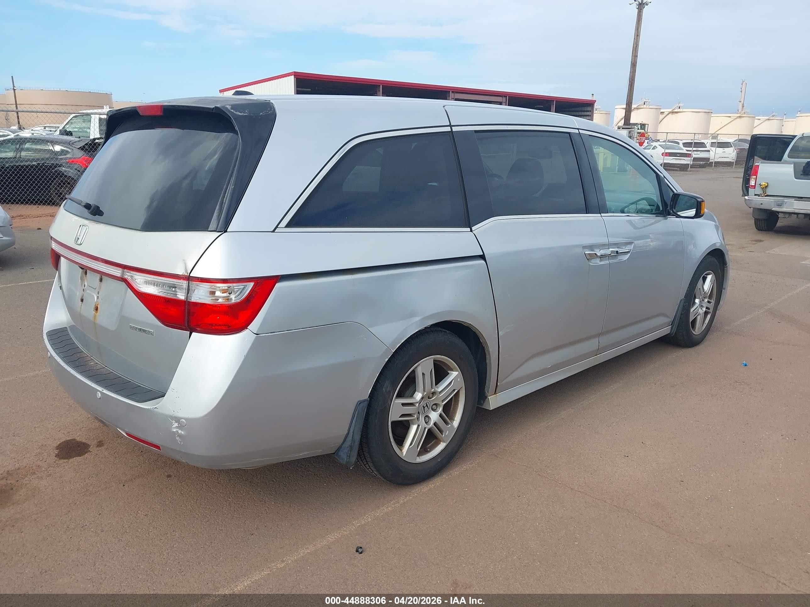 2011 Honda Odyssey Touring/touring Elite Silver vin: 5FNRL5H90BB030313