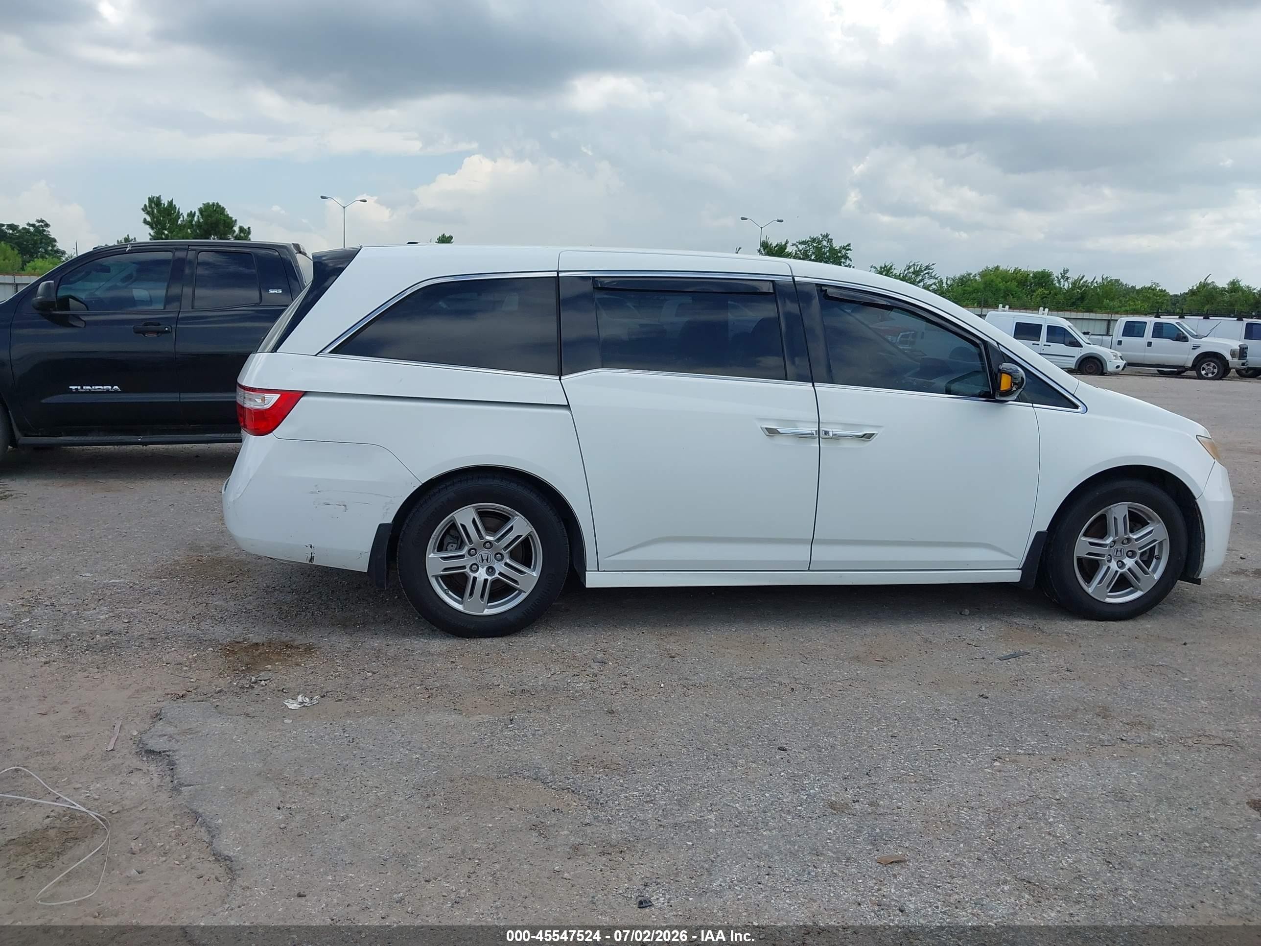 2011 Honda Odyssey Touring/touring Elite White vin: 5FNRL5H90BB040551