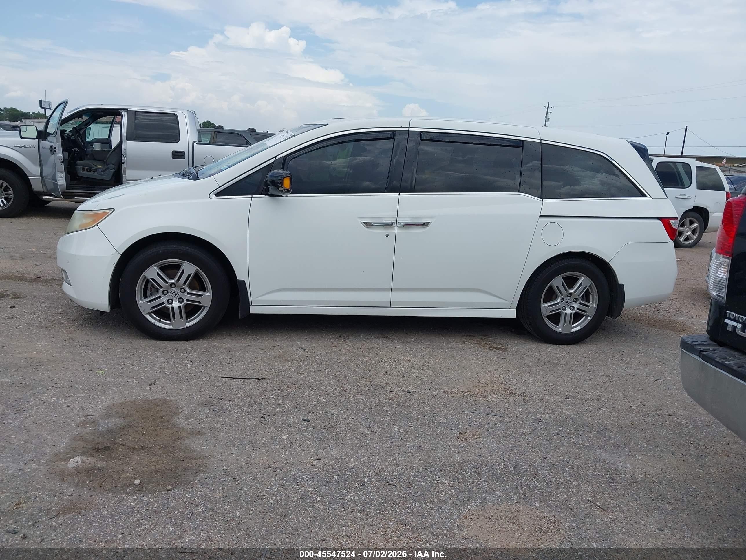 2011 Honda Odyssey Touring/touring Elite White vin: 5FNRL5H90BB040551