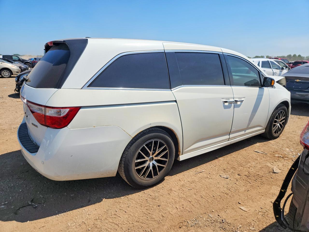 2011 Honda Odyssey Touring White vin: 5FNRL5H90BB084467