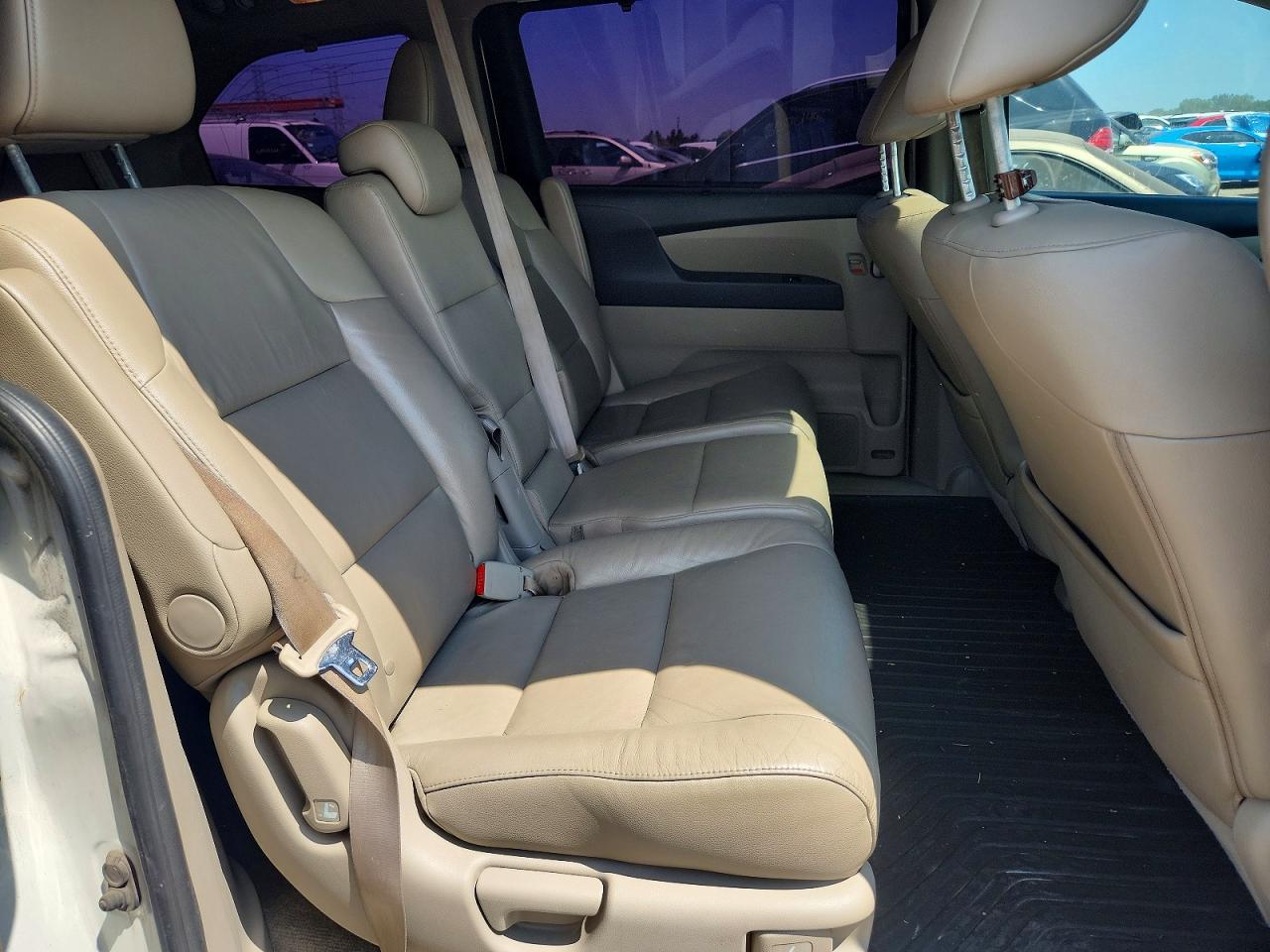 2011 Honda Odyssey Touring White vin: 5FNRL5H90BB084467