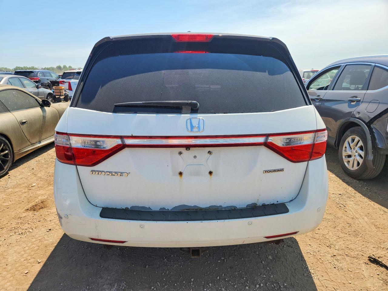 2011 Honda Odyssey Touring White vin: 5FNRL5H90BB084467