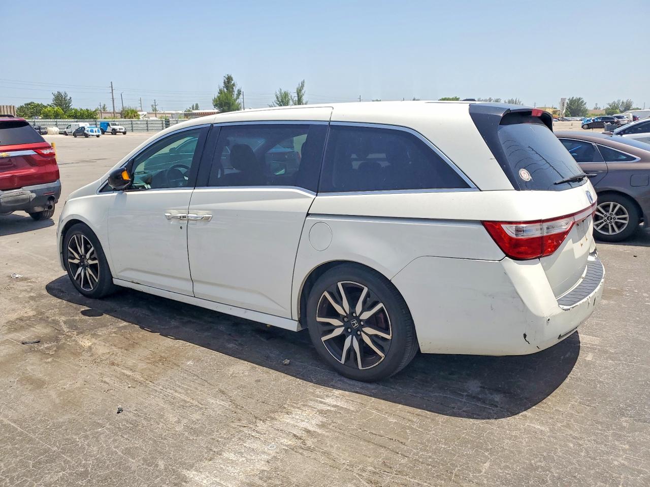 2012 Honda Odyssey Touring White vin: 5FNRL5H90CB143275