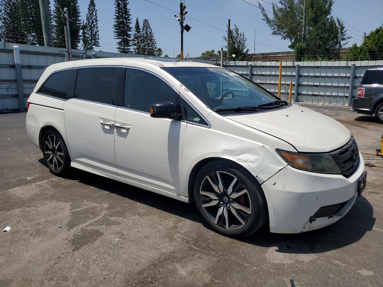 2012 Honda Odyssey Touring White vin: 5FNRL5H90CB143275