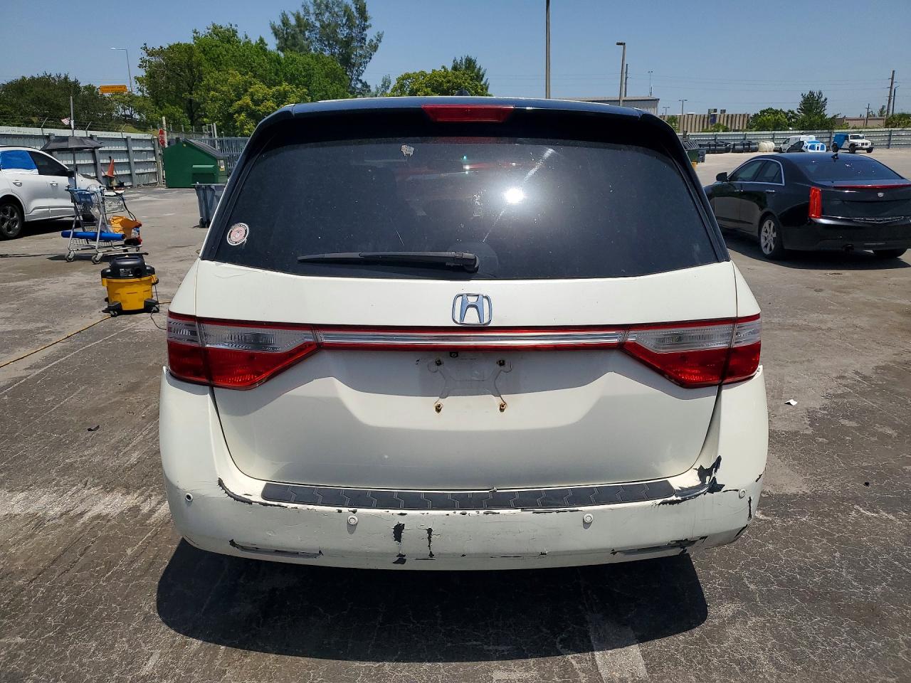 2012 Honda Odyssey Touring White vin: 5FNRL5H90CB143275