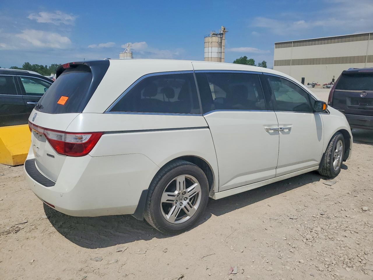2013 Honda Odyssey Touring White vin: 5FNRL5H90DB025325