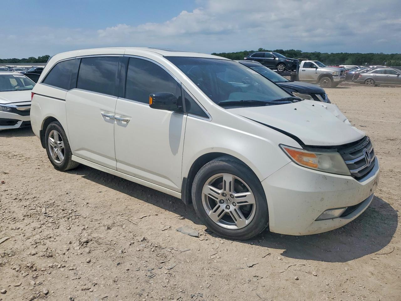 2013 Honda Odyssey Touring White vin: 5FNRL5H90DB025325