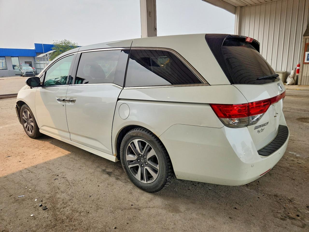 2014 Honda Odyssey Touring White vin: 5FNRL5H90EB004041