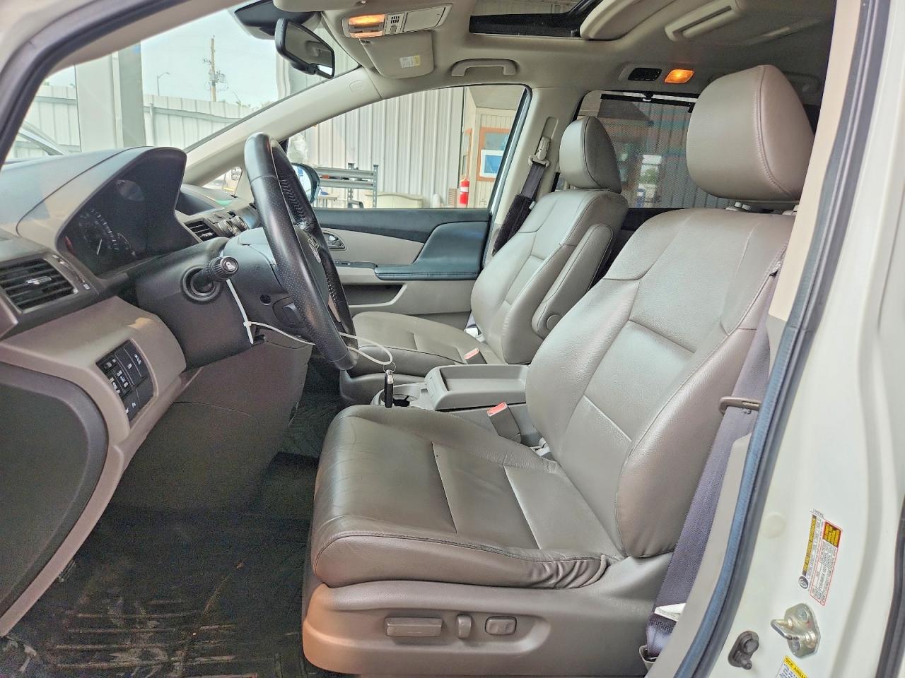 2014 Honda Odyssey Touring White vin: 5FNRL5H90EB004041