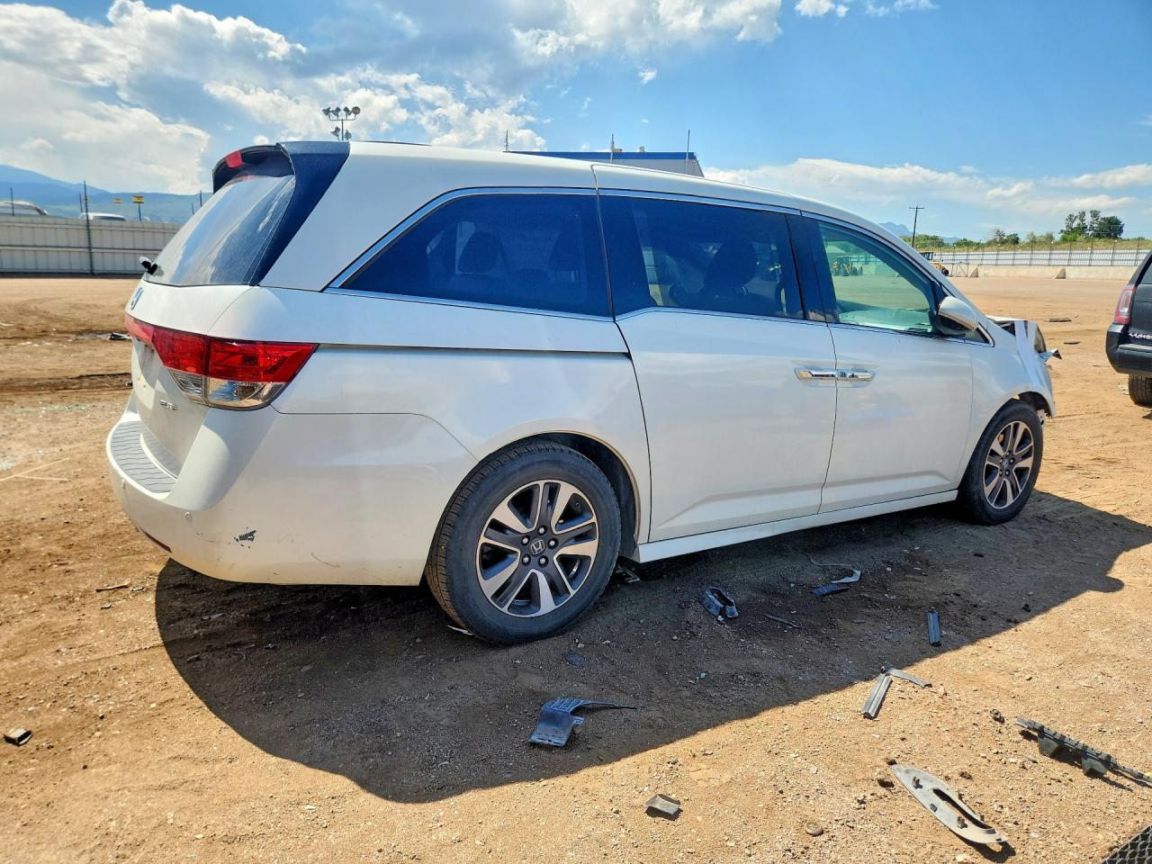 2014 Honda Odyssey Touring White vin: 5FNRL5H90EB050386