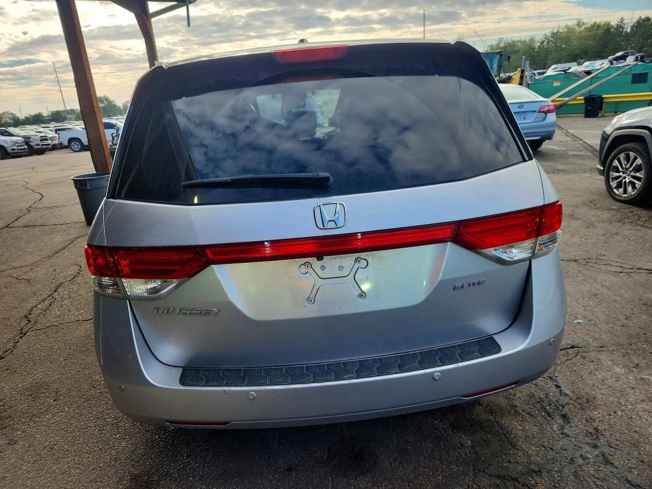 2014 Honda Odyssey Touring Silver vin: 5FNRL5H90EB094338