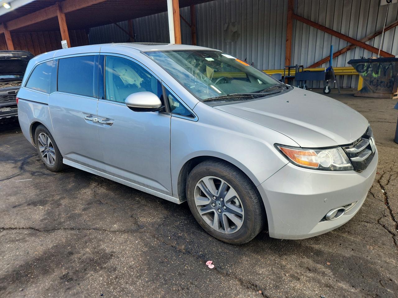 2014 Honda Odyssey Touring Silver vin: 5FNRL5H90EB094338