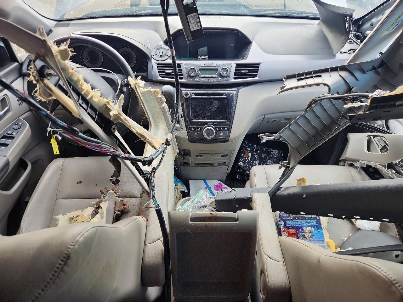 2014 Honda Odyssey Touring Silver vin: 5FNRL5H90EB094338