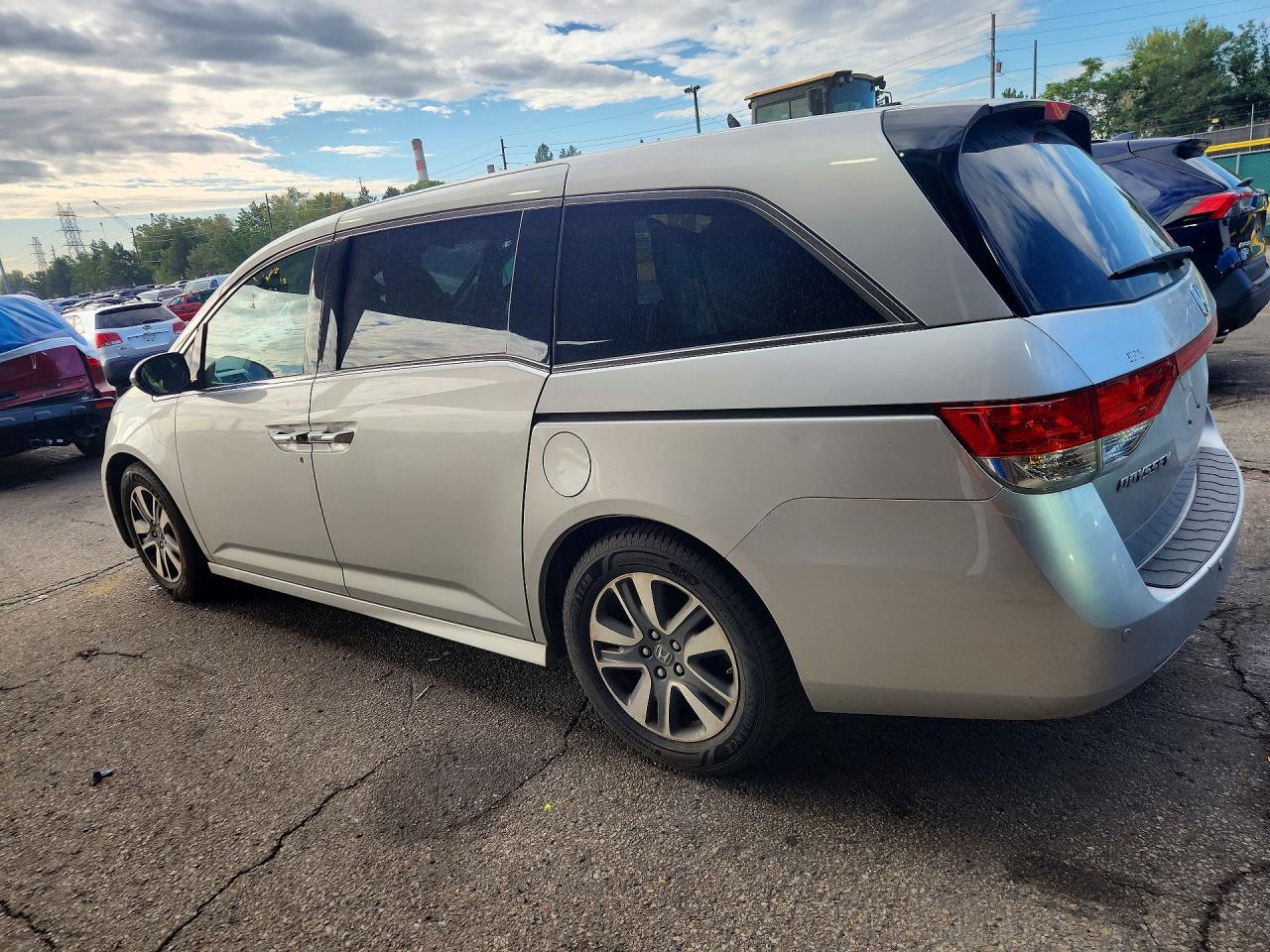 2014 Honda Odyssey Touring Silver vin: 5FNRL5H90EB094338