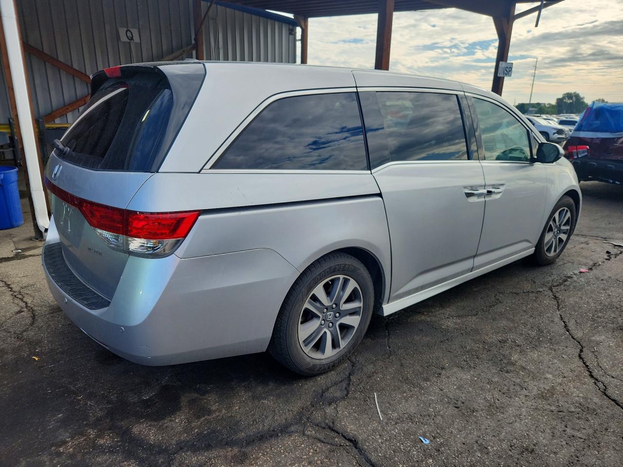 2014 Honda Odyssey Touring Silver vin: 5FNRL5H90EB094338