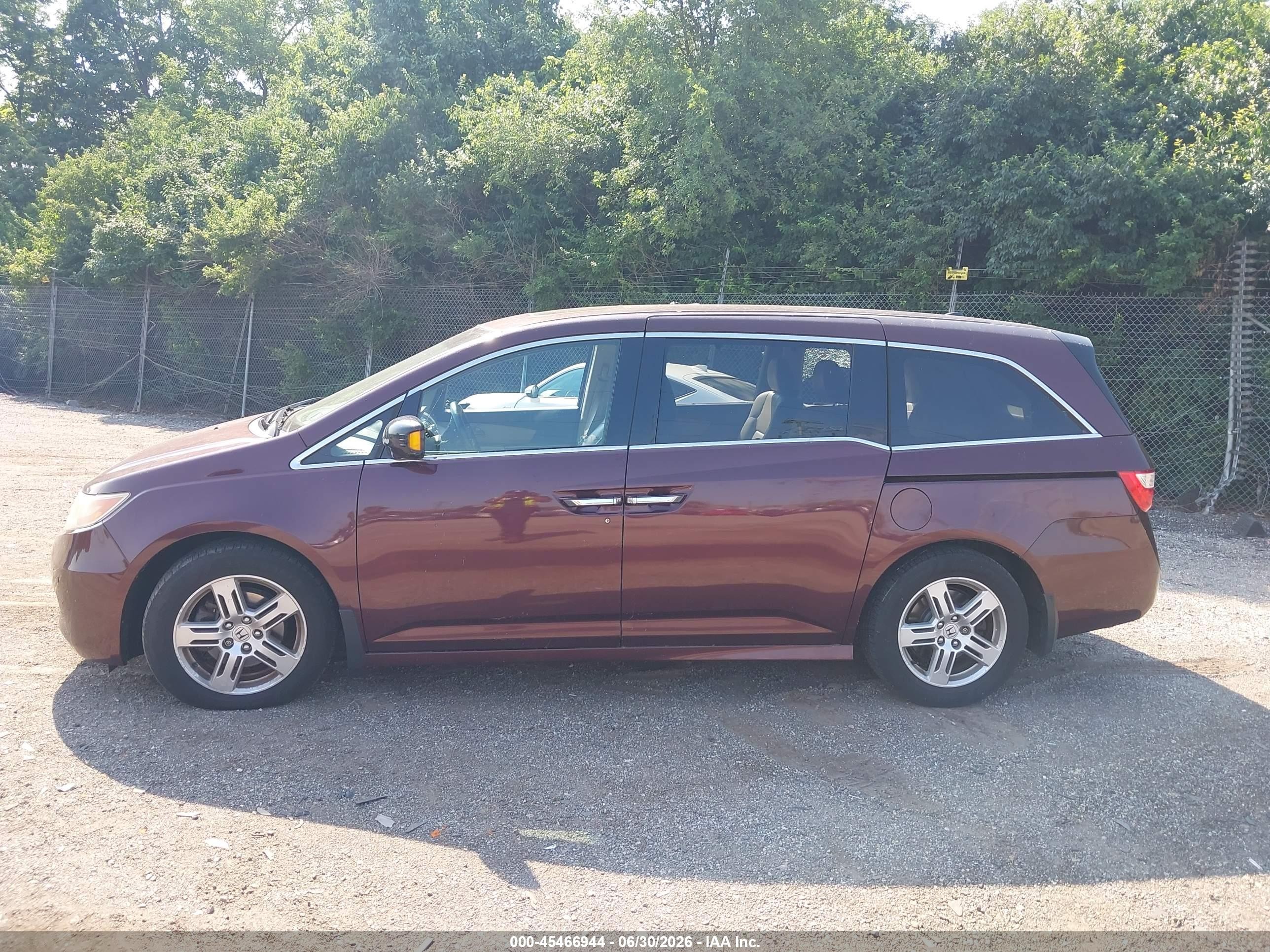 2011 Honda Odyssey Touring/touring Elite Burgundy vin: 5FNRL5H91BB032071