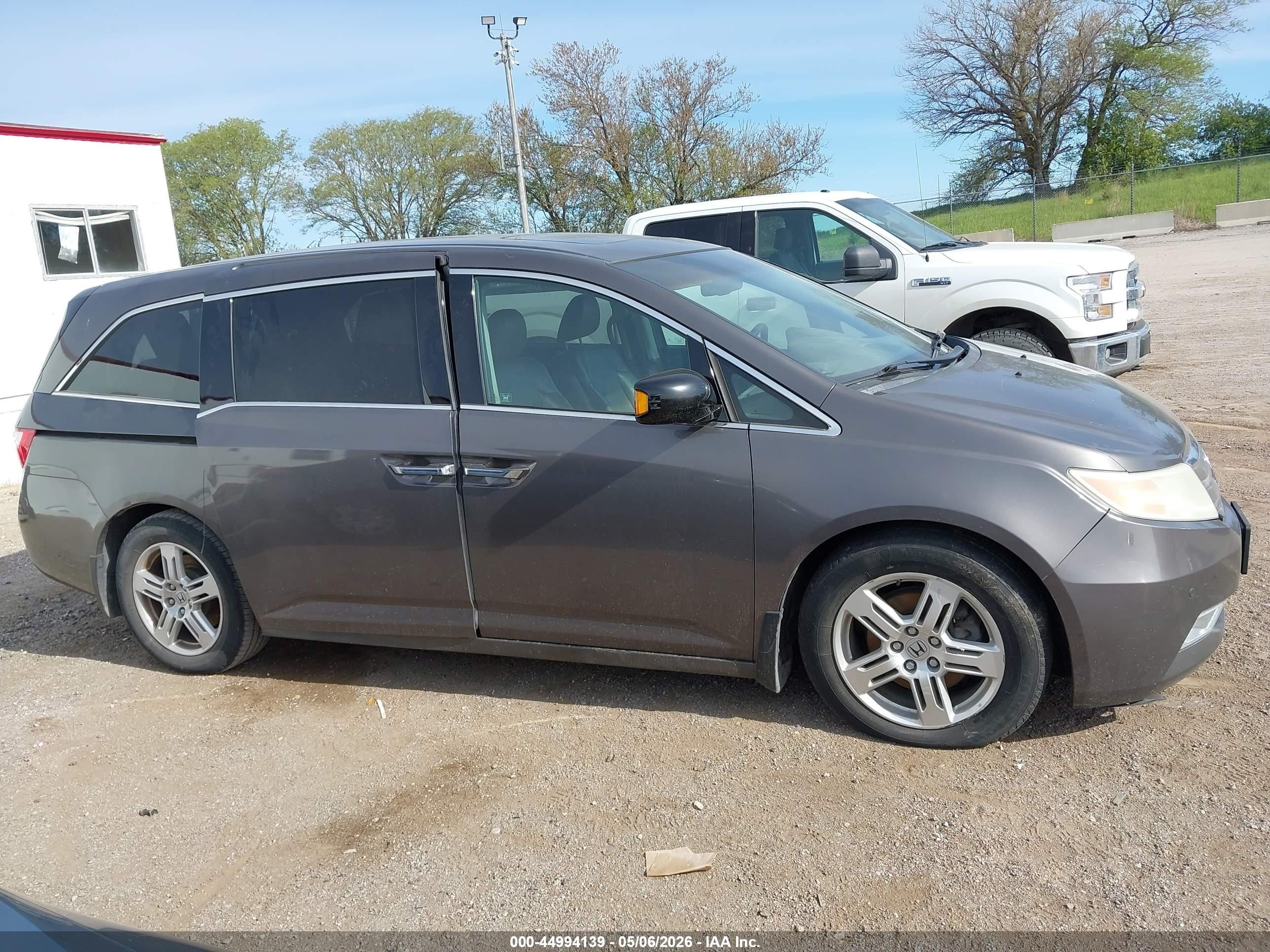 2011 Honda Odyssey Touring/touring Elite Silver vin: 5FNRL5H91BB049940