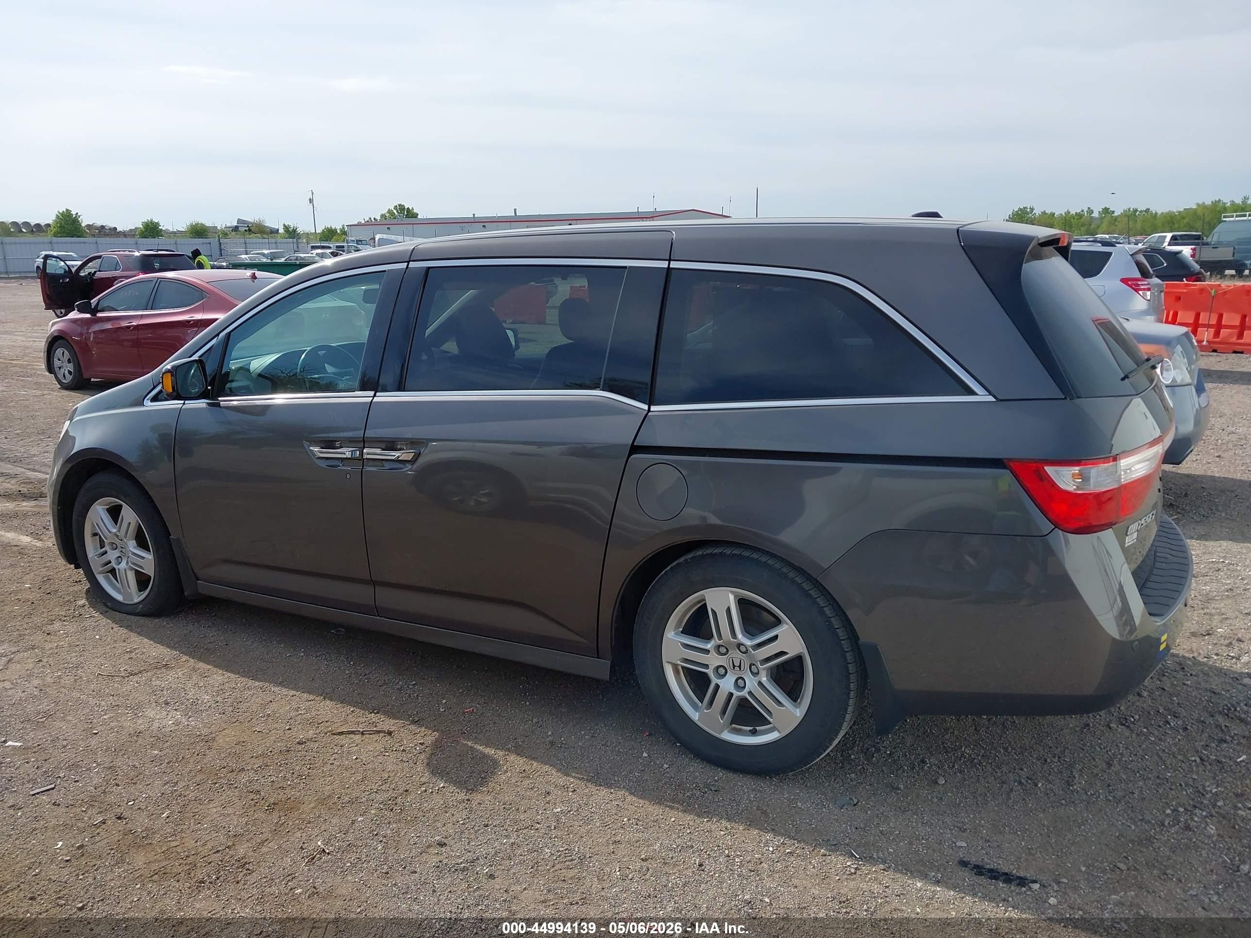 2011 Honda Odyssey Touring/touring Elite Silver vin: 5FNRL5H91BB049940
