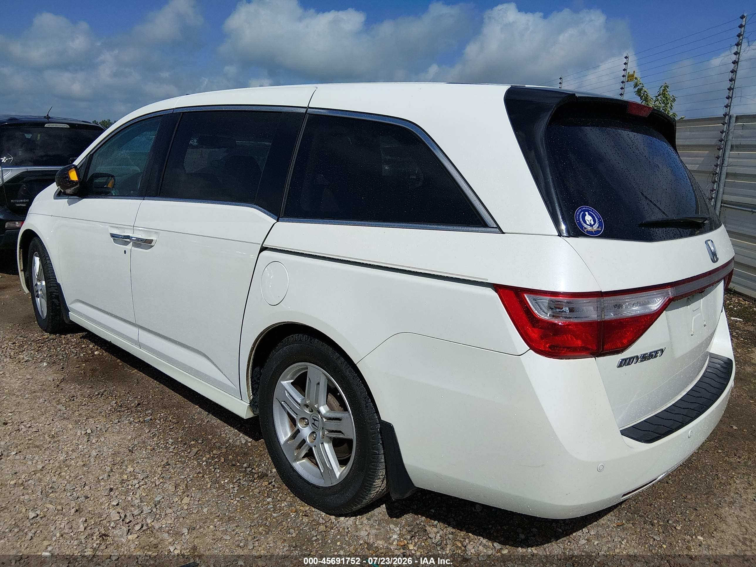 2013 Honda Odyssey Touring/touring Elite White vin: 5FNRL5H91DB005911