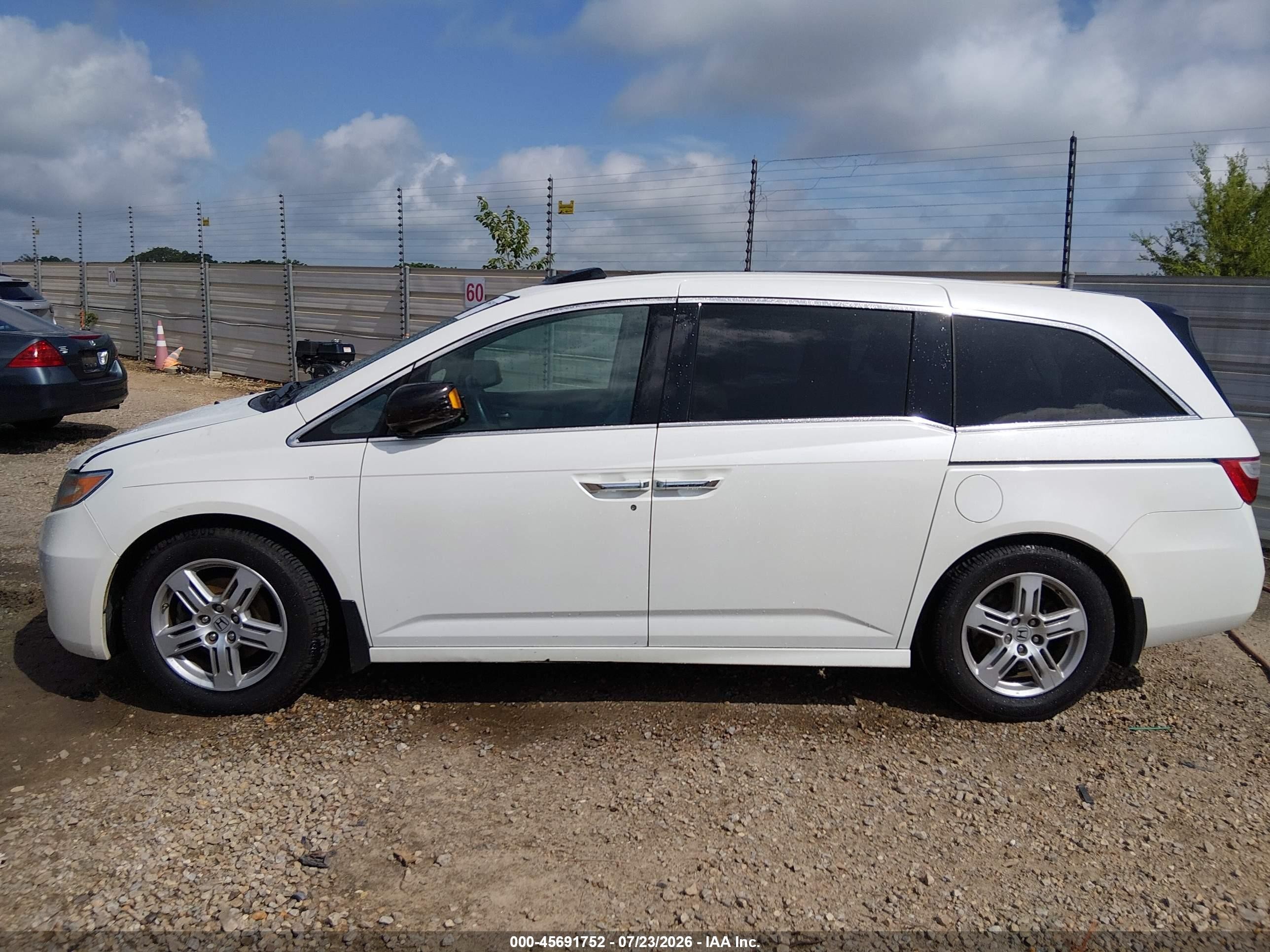 2013 Honda Odyssey Touring/touring Elite White vin: 5FNRL5H91DB005911