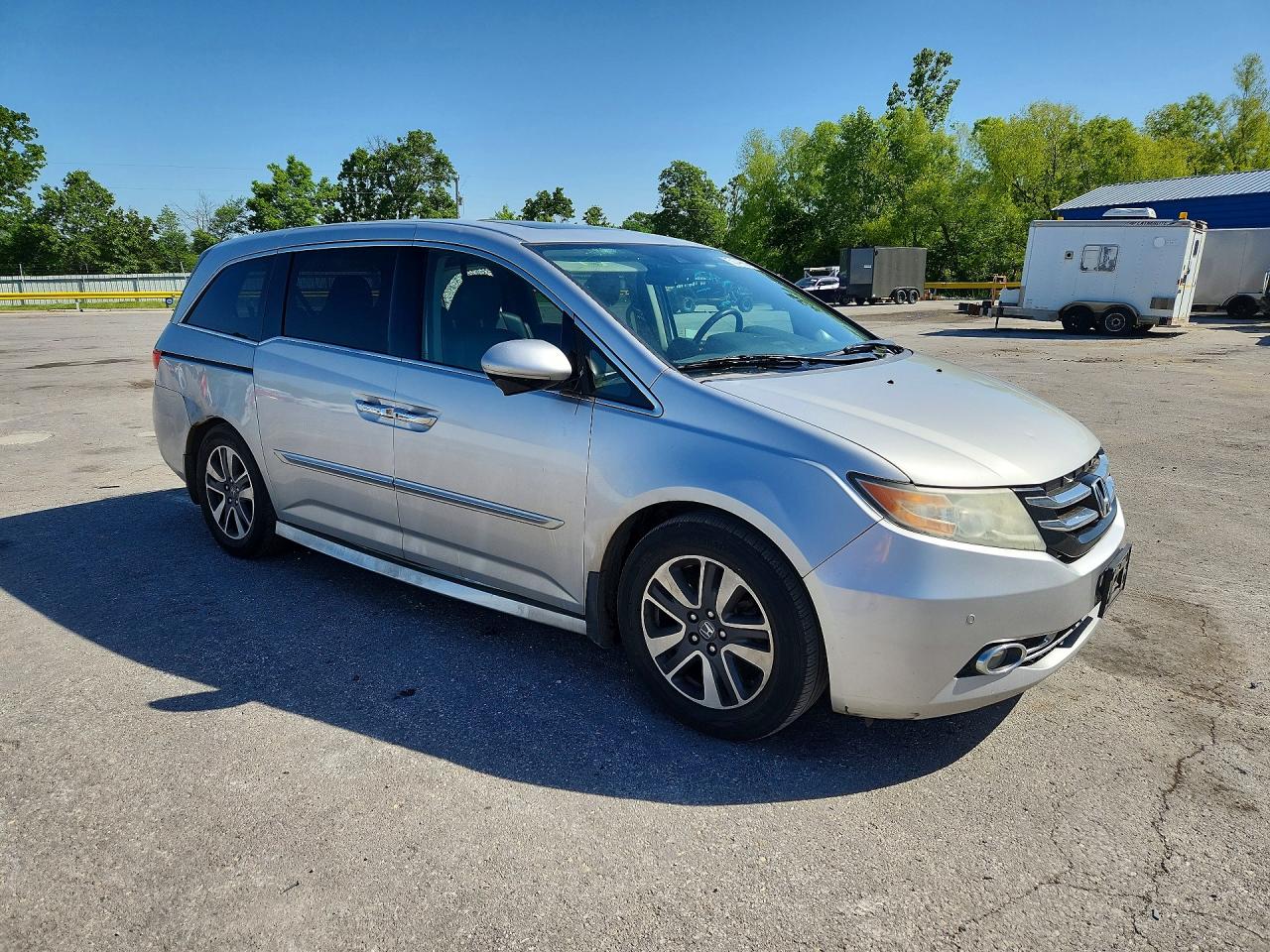 2014 Honda Odyssey Touring Silver vin: 5FNRL5H91EB040840