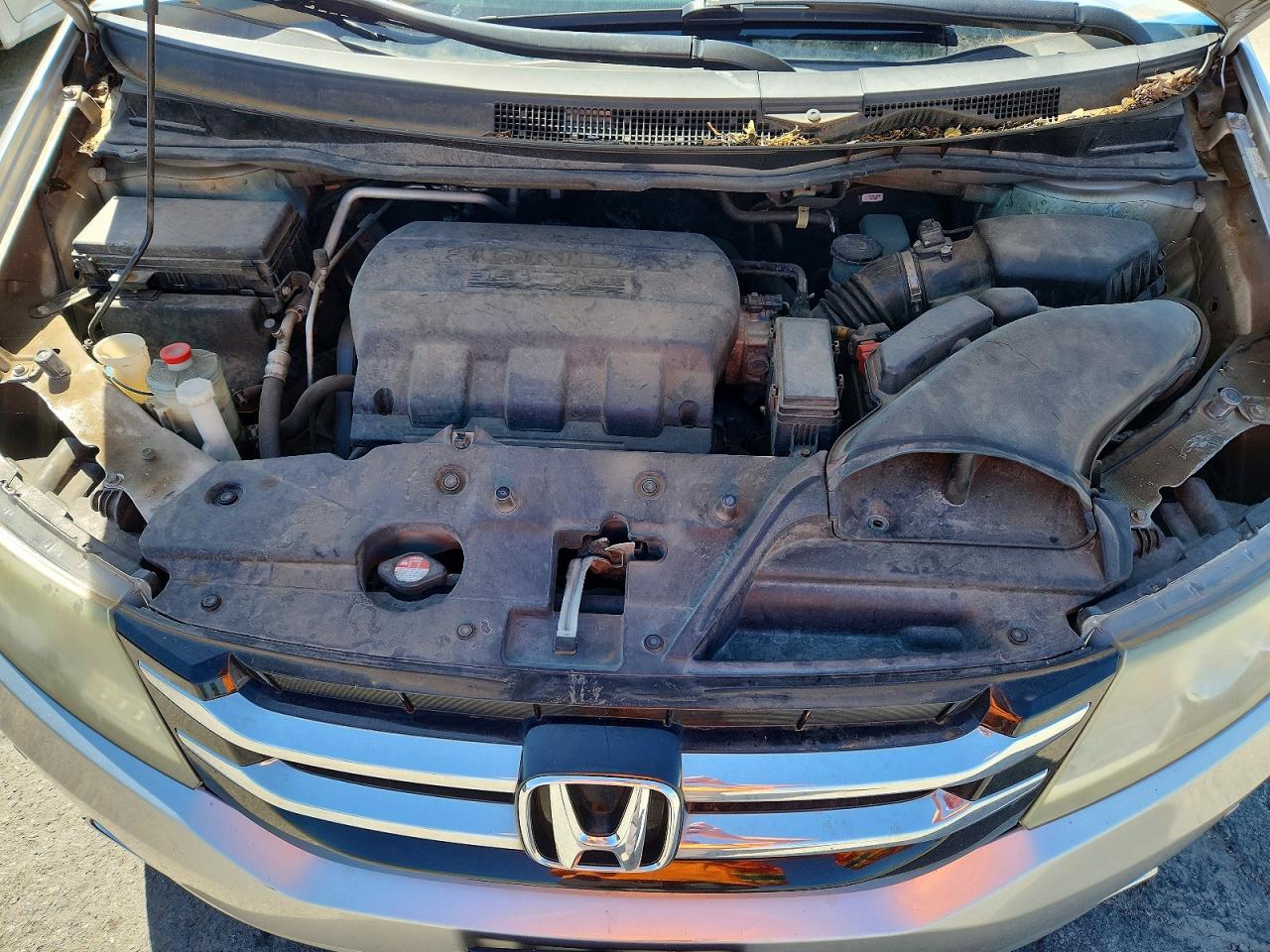 2014 Honda Odyssey Touring Silver vin: 5FNRL5H91EB040840