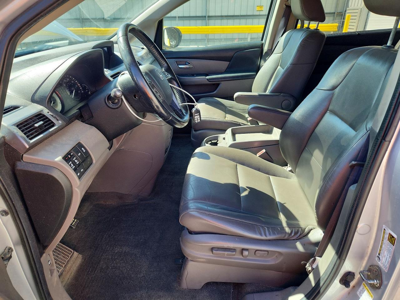 2014 Honda Odyssey Touring Silver vin: 5FNRL5H91EB040840