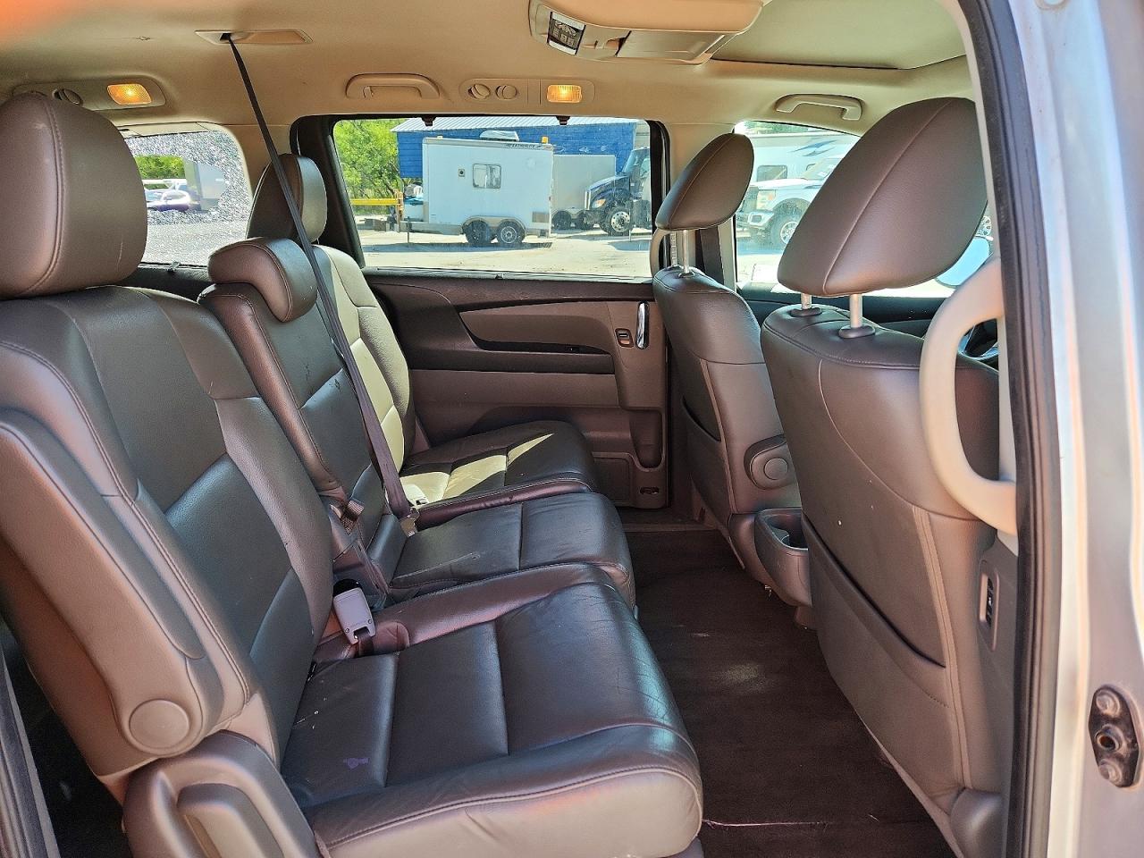 2014 Honda Odyssey Touring Silver vin: 5FNRL5H91EB040840