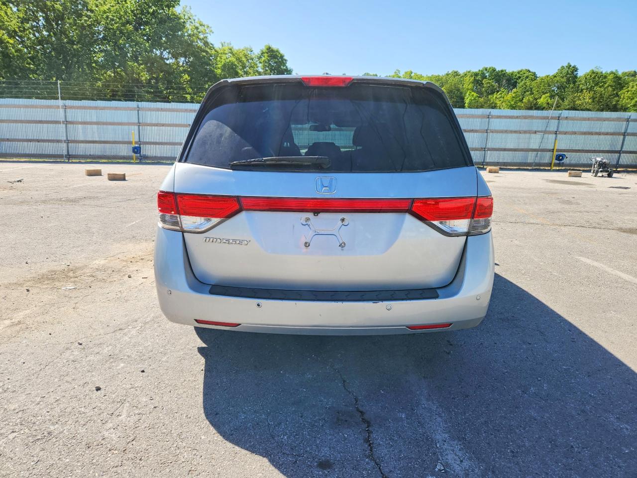2014 Honda Odyssey Touring Silver vin: 5FNRL5H91EB040840