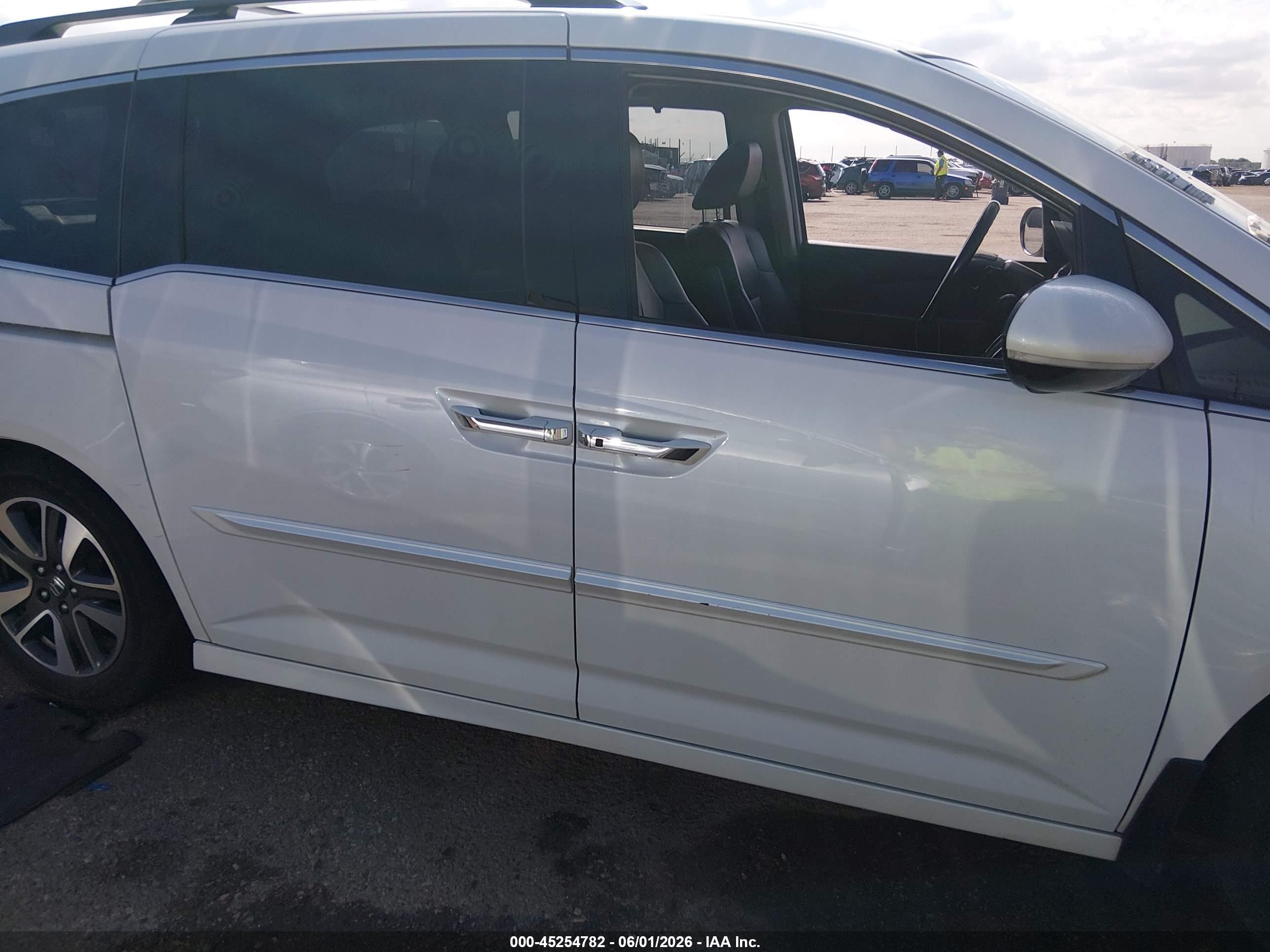 2014 Honda Odyssey Touring/touring Elite White vin: 5FNRL5H91EB051157