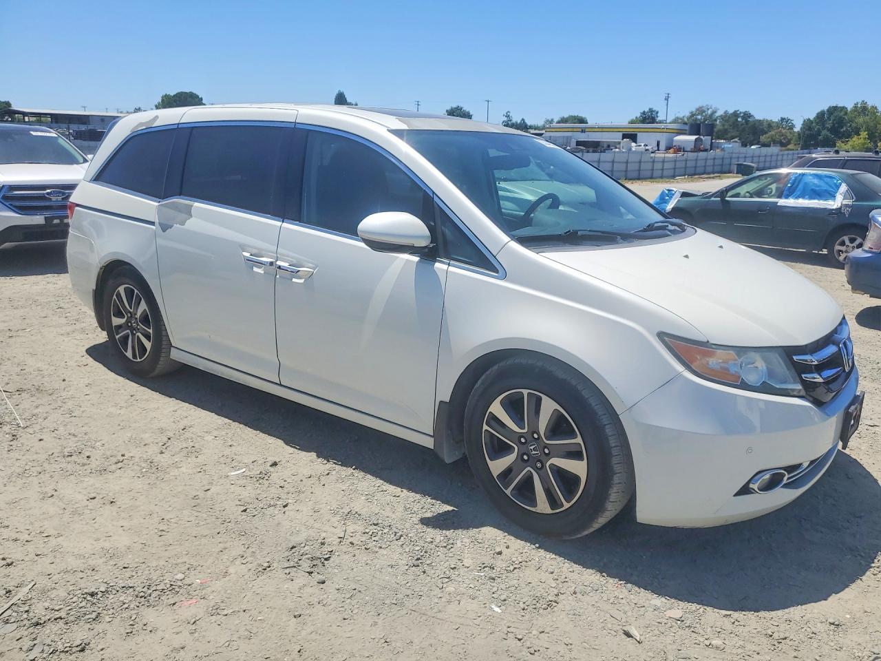 2014 Honda Odyssey Touring White vin: 5FNRL5H91EB071800