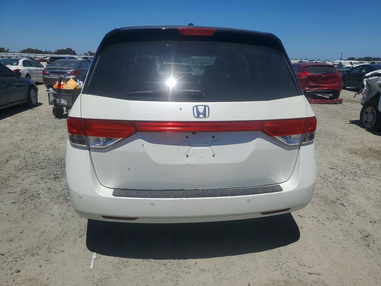 2014 Honda Odyssey Touring White vin: 5FNRL5H91EB071800