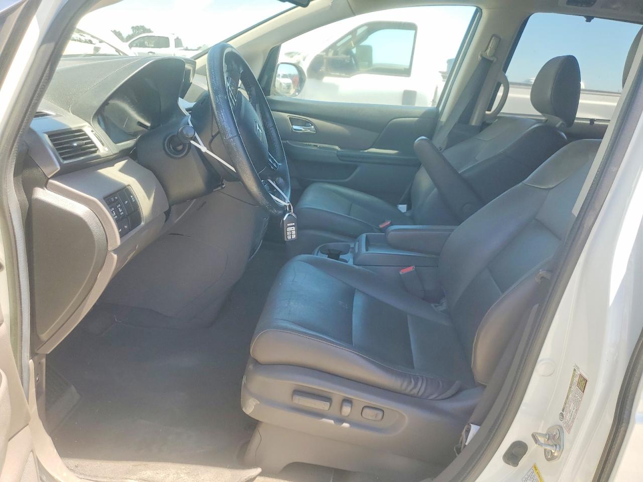 2014 Honda Odyssey Touring White vin: 5FNRL5H91EB071800