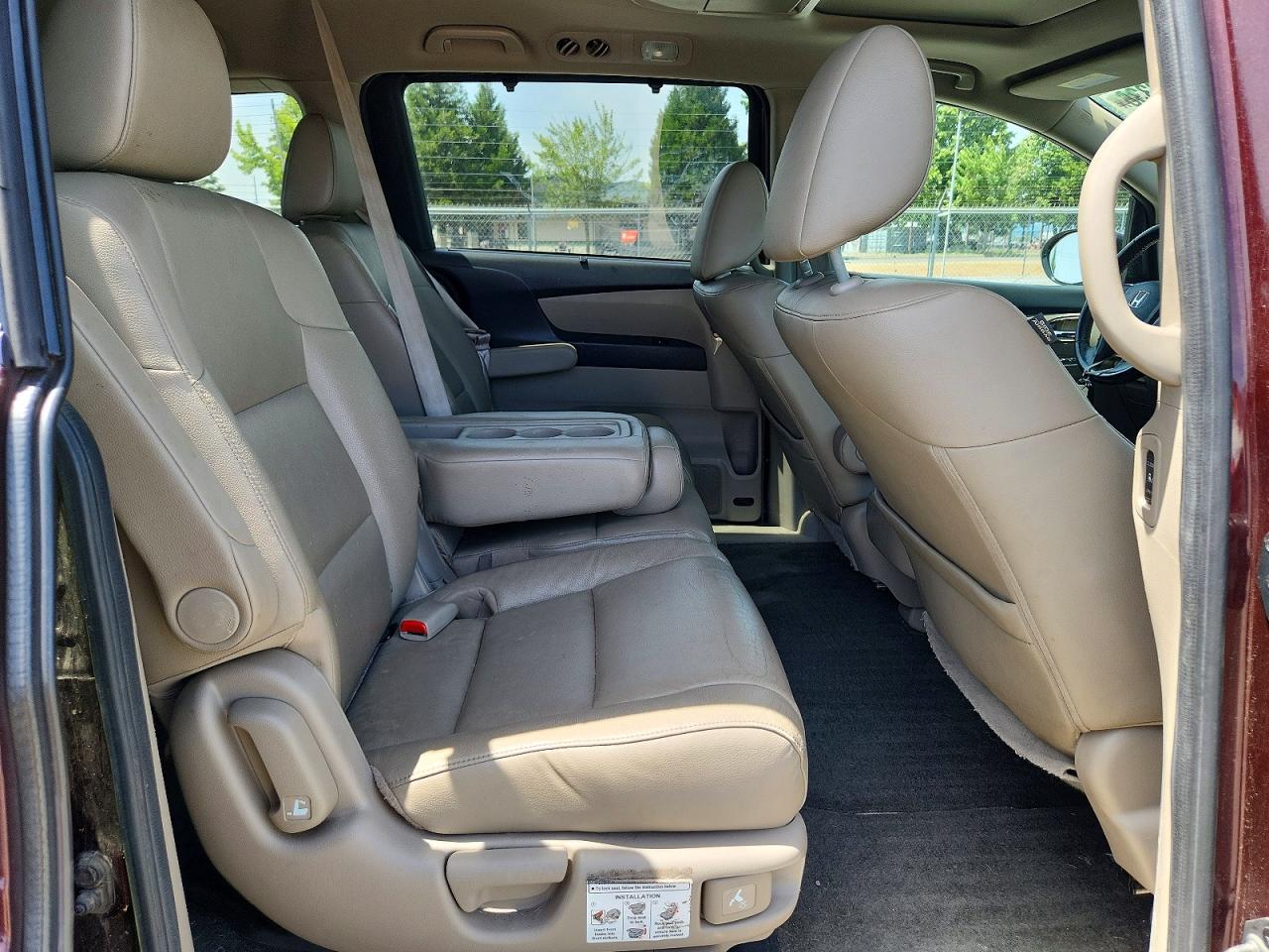 2014 Honda Odyssey Touring Burgundy vin: 5FNRL5H91EB108392